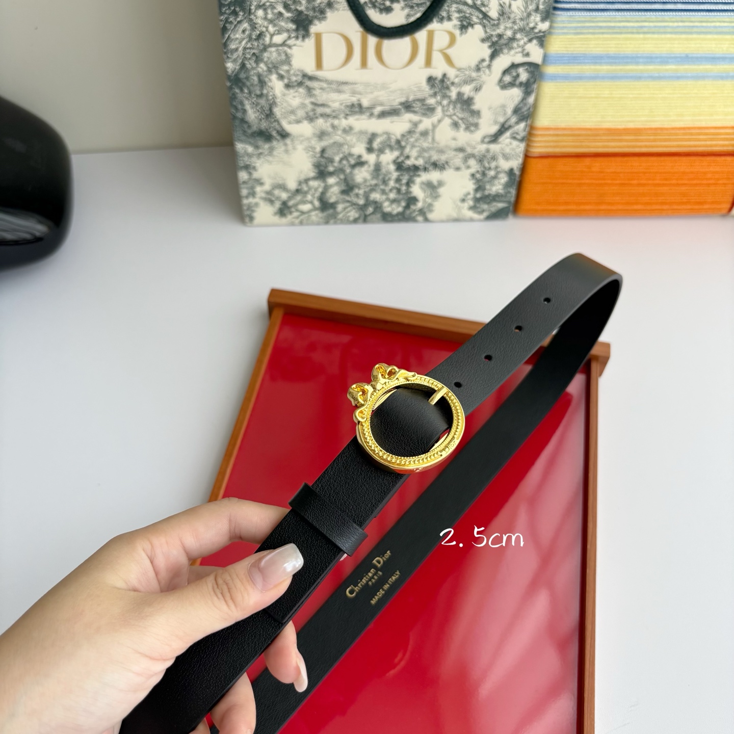 Dior 腰带以十八世纪洛可可风格演绎 Dior 沙龙的精致格调。采用光滑牛皮革精心制作，搭配复古色饰面