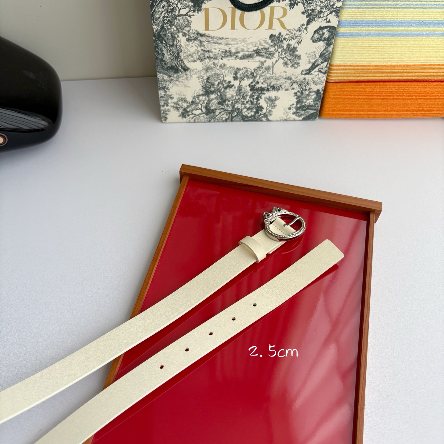 Dior 腰带以十八世纪洛可可风格演绎 Dior 沙龙的精致格调。采用光滑牛皮革精心制作，搭配复古色饰面