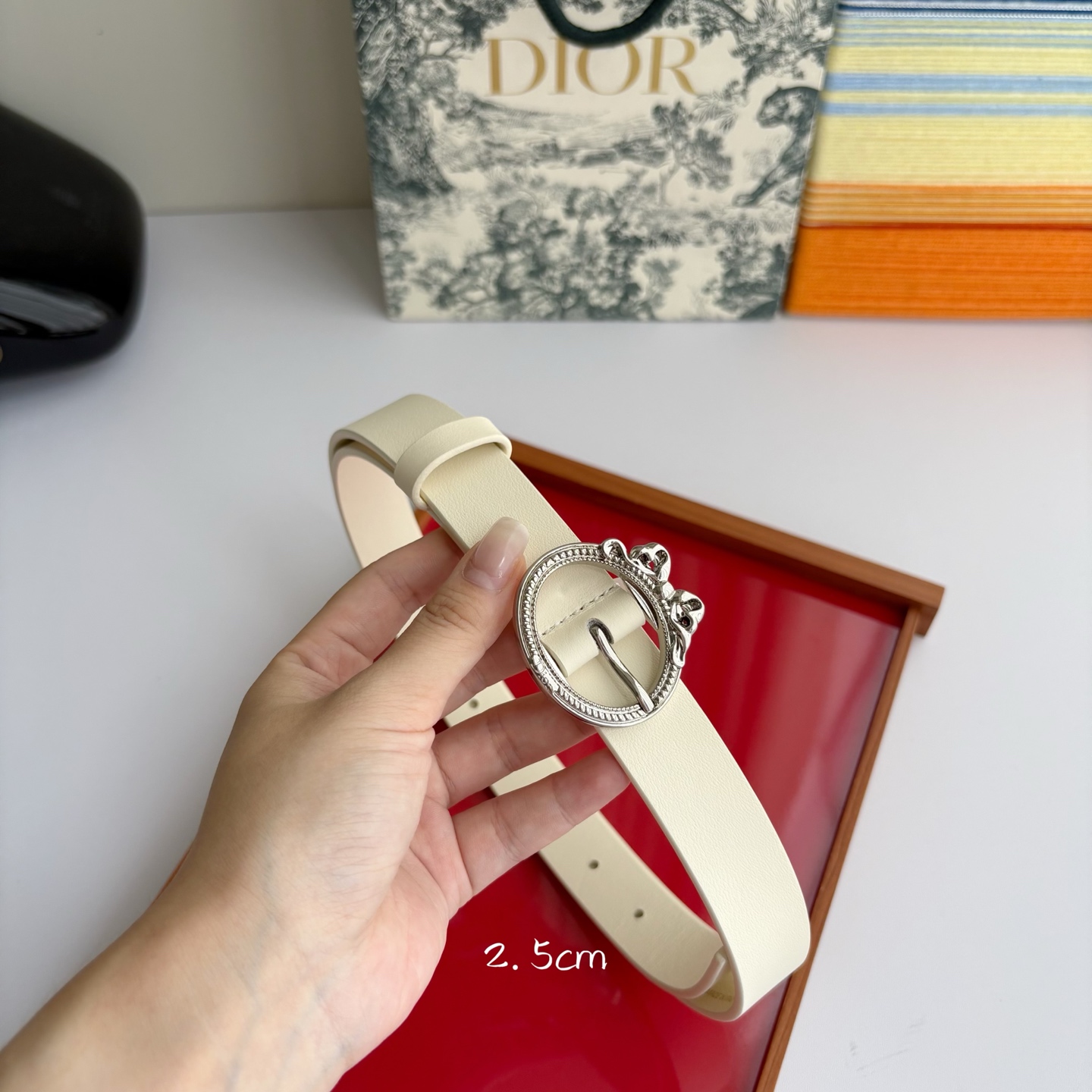Dior 腰带以十八世纪洛可可风格演绎 Dior 沙龙的精致格调。采用光滑牛皮革精心制作，搭配复古色饰面