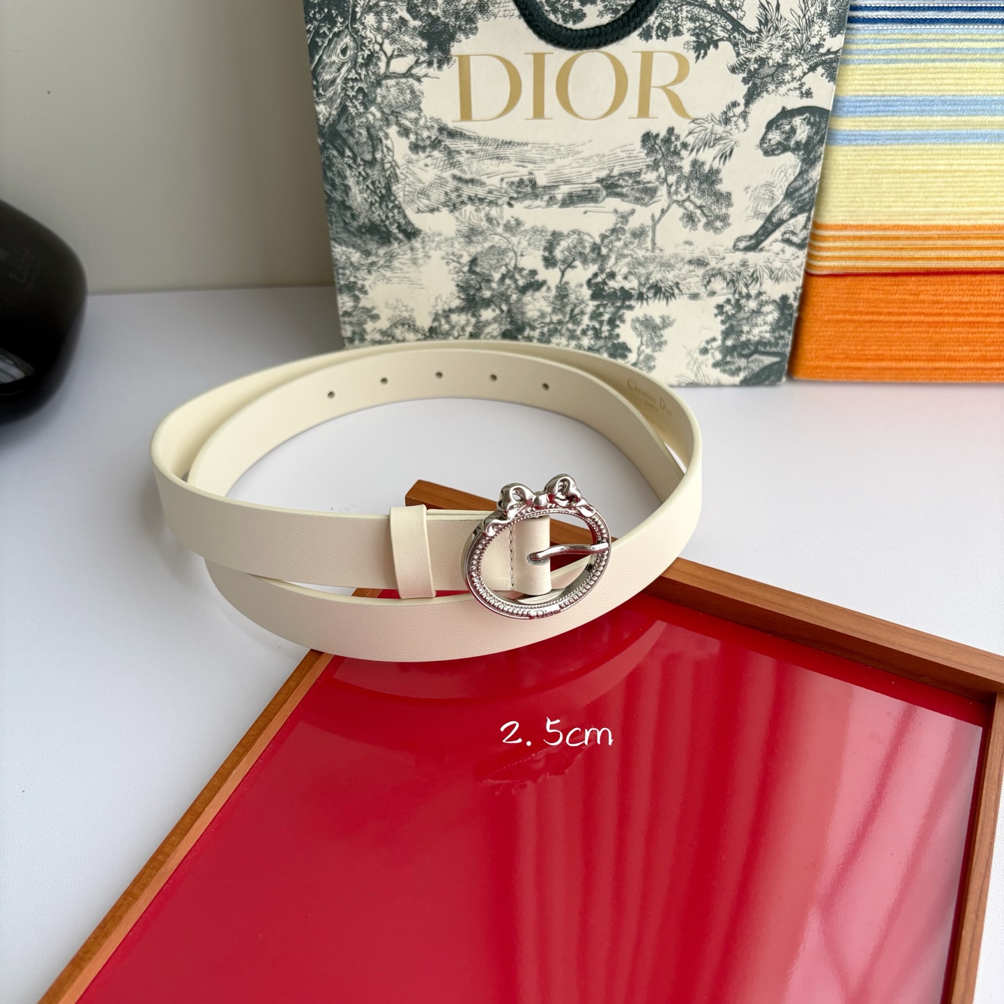Dior 腰带以十八世纪洛可可风格演绎 Dior 沙龙的精致格调。采用光滑牛皮革精心制作，搭配复古色饰面