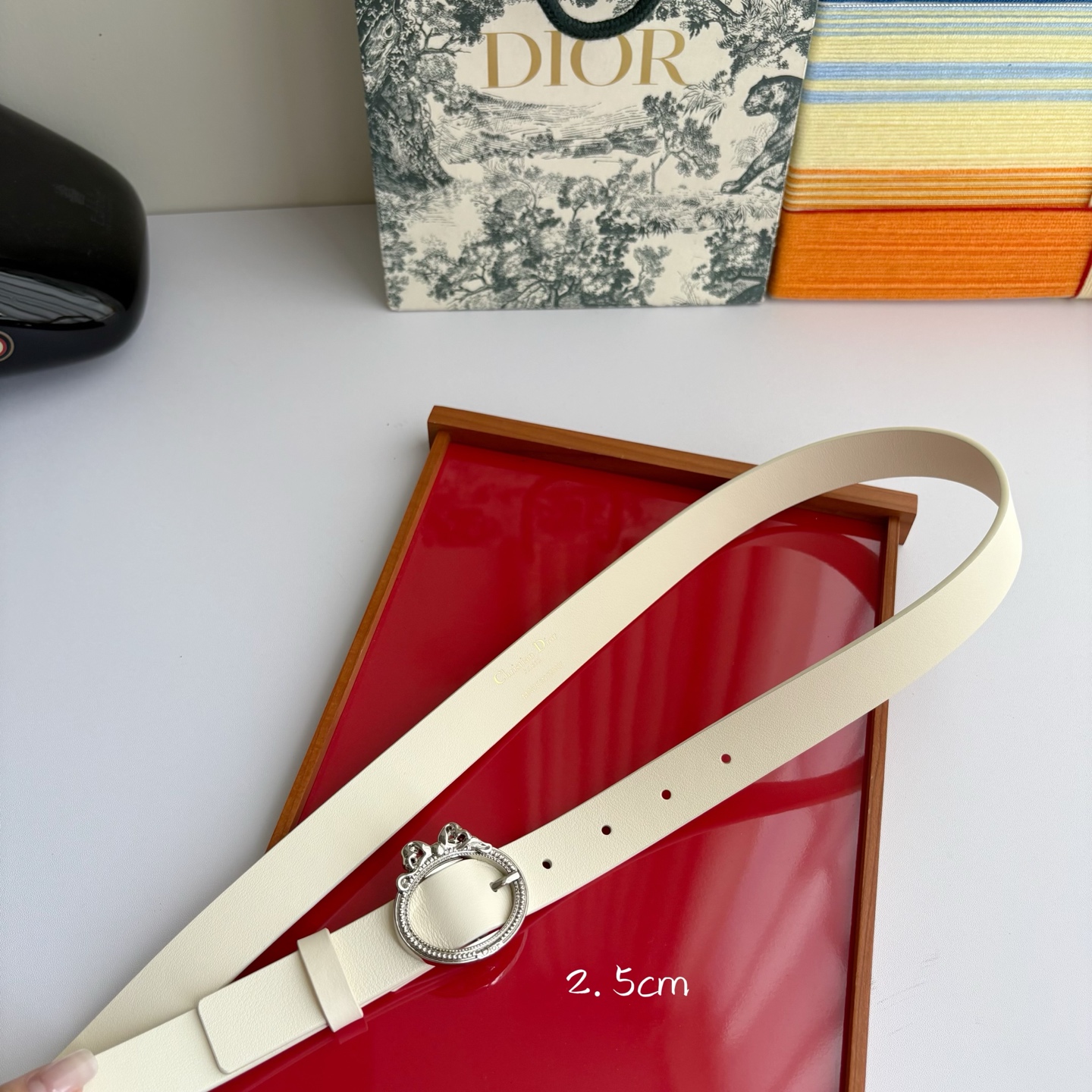 Dior 腰带以十八世纪洛可可风格演绎 Dior 沙龙的精致格调。采用光滑牛皮革精心制作，搭配复古色饰面