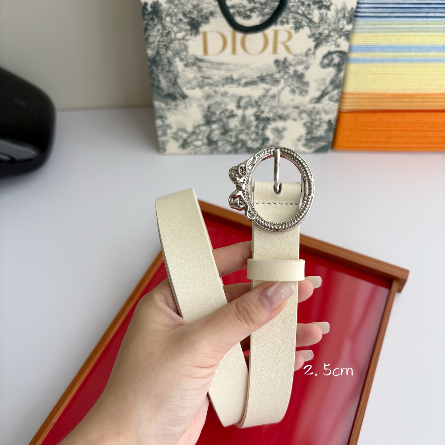 Dior 腰带以十八世纪洛可可风格演绎 Dior 沙龙的精致格调。采用光滑牛皮革精心制作，搭配复古色饰面