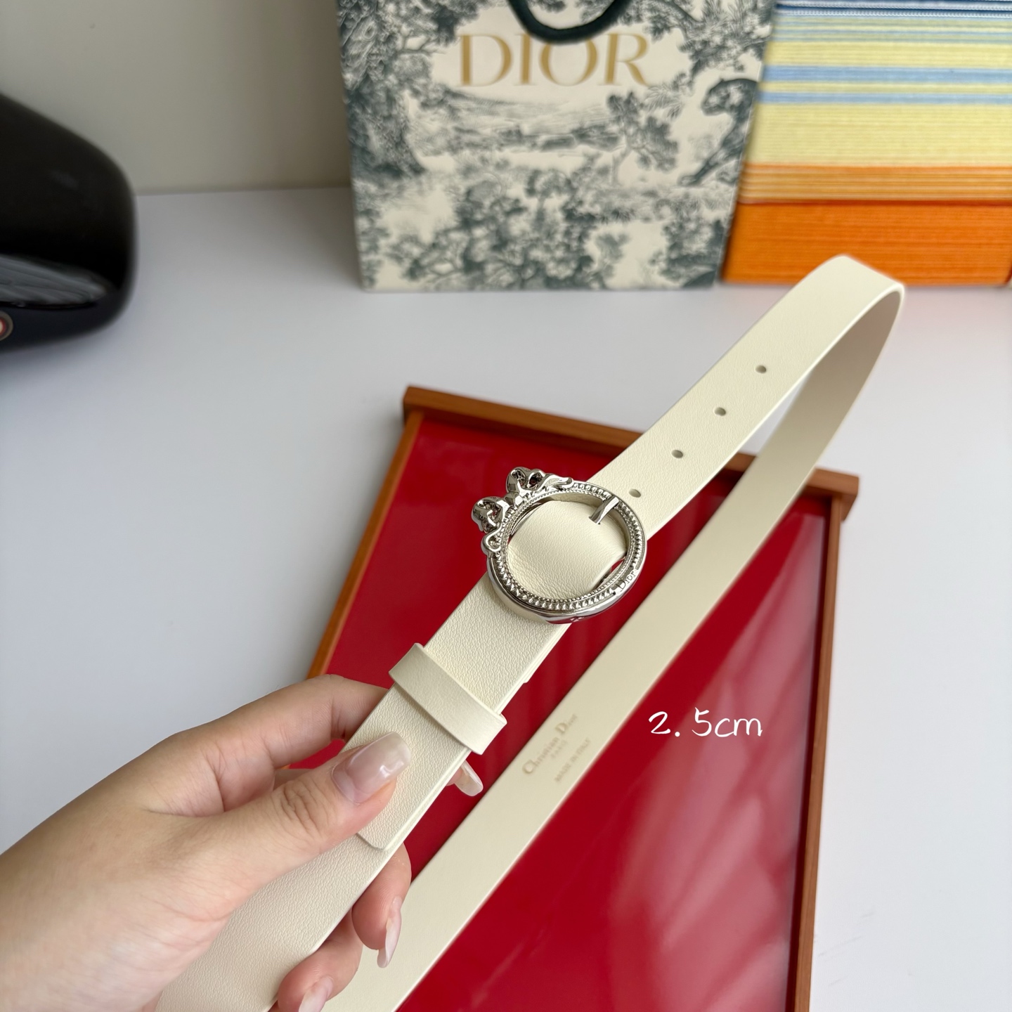 Dior 腰带以十八世纪洛可可风格演绎 Dior 沙龙的精致格调。采用光滑牛皮革精心制作，搭配复古色饰面