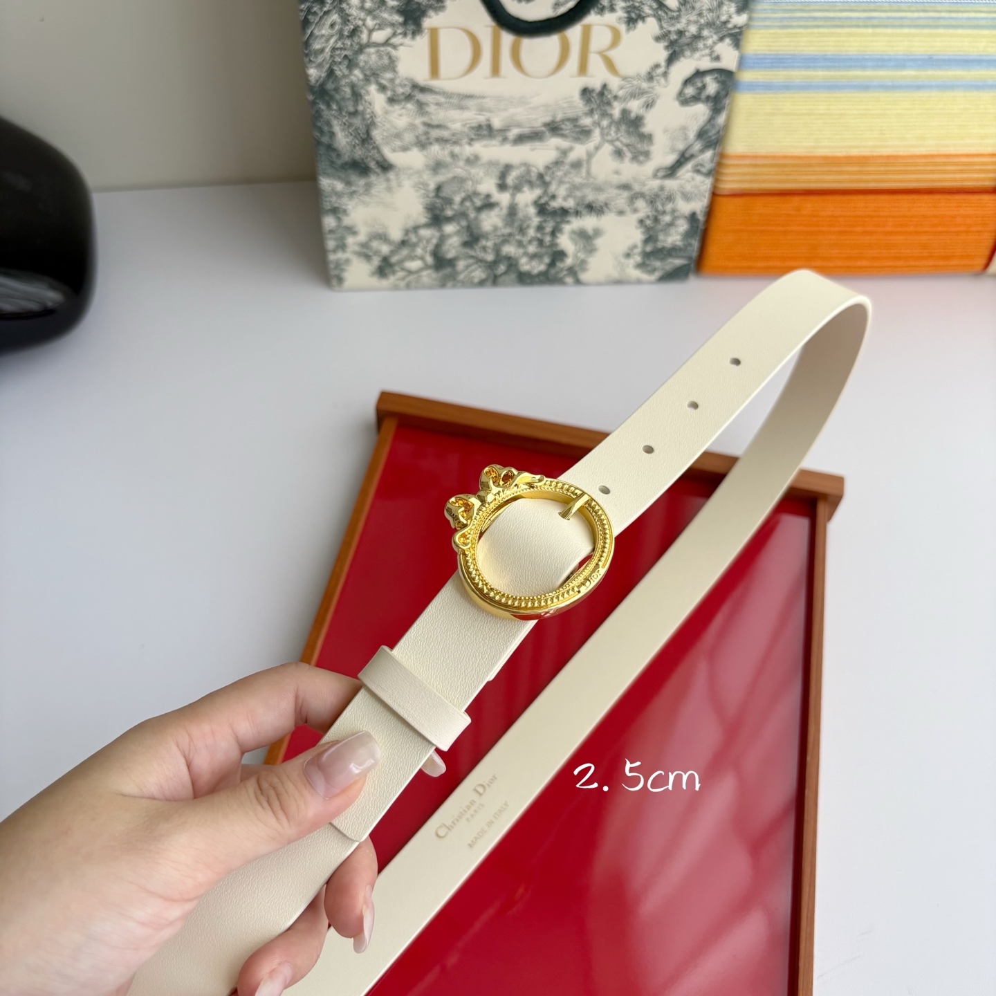 Dior 腰带以十八世纪洛可可风格演绎 Dior 沙龙的精致格调。采用光滑牛皮革精心制作，搭配复古色饰面
