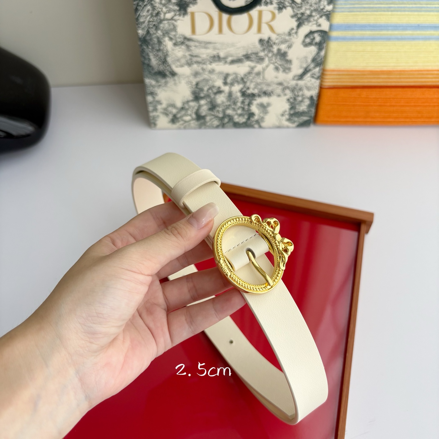 Dior 腰带以十八世纪洛可可风格演绎 Dior 沙龙的精致格调。采用光滑牛皮革精心制作，搭配复古色饰面