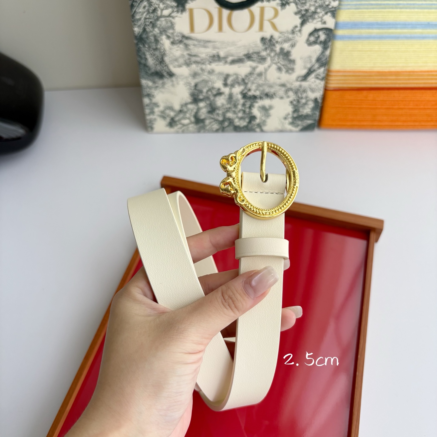 Dior 腰带以十八世纪洛可可风格演绎 Dior 沙龙的精致格调。采用光滑牛皮革精心制作，搭配复古色饰面
