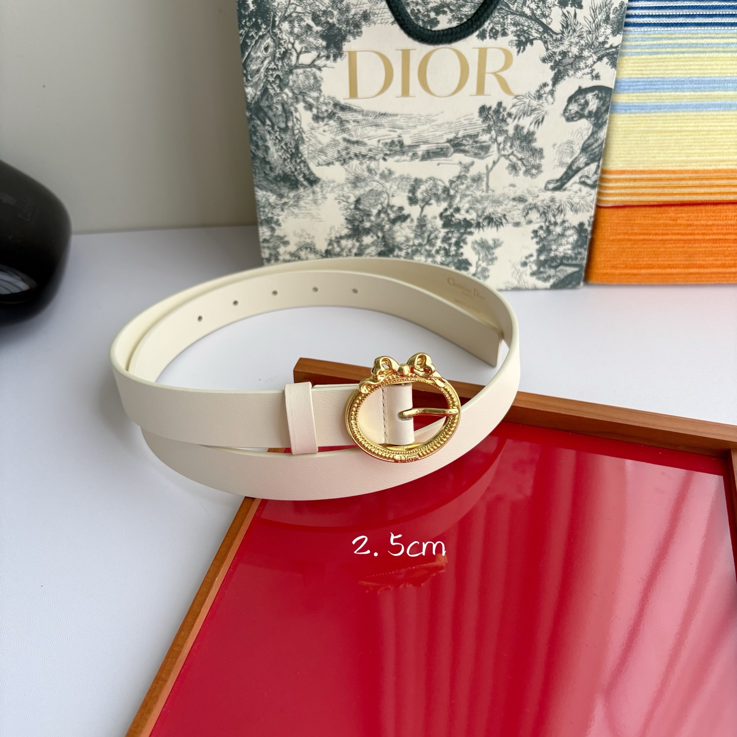 Dior 腰带以十八世纪洛可可风格演绎 Dior 沙龙的精致格调。采用光滑牛皮革精心制作，搭配复古色饰面