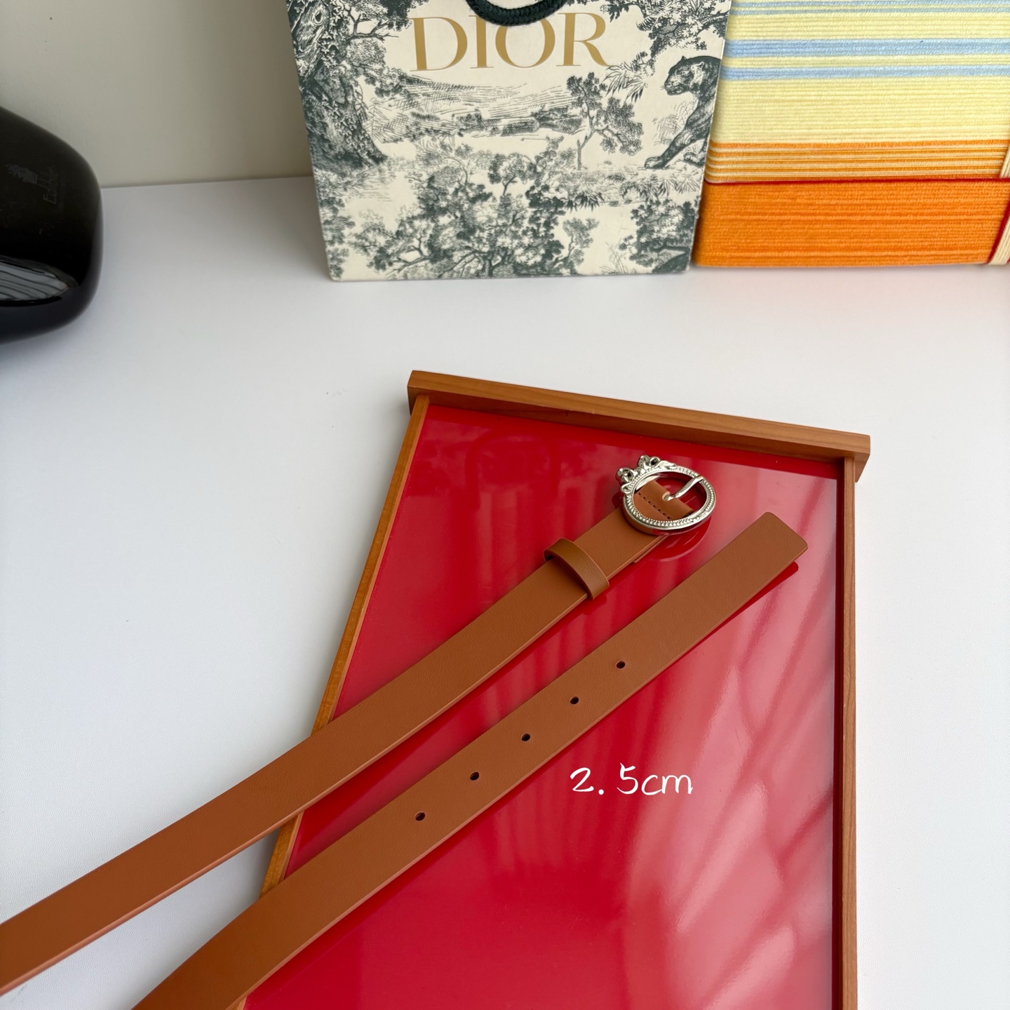 Dior 腰带以十八世纪洛可可风格演绎 Dior 沙龙的精致格调。采用光滑牛皮革精心制作，搭配复古色饰面