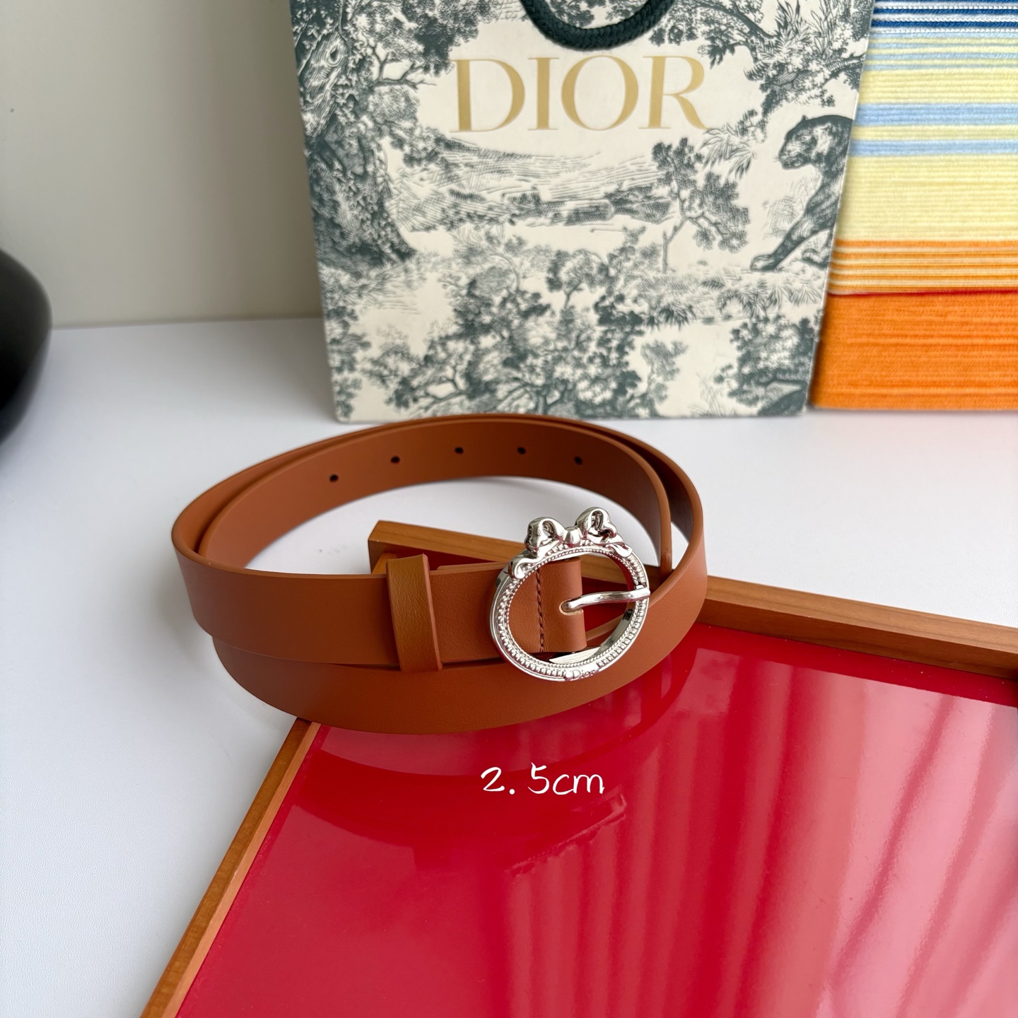 Dior 腰带以十八世纪洛可可风格演绎 Dior 沙龙的精致格调。采用光滑牛皮革精心制作，搭配复古色饰面