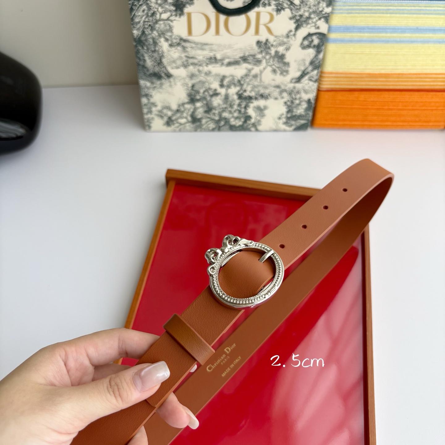 Dior 腰带以十八世纪洛可可风格演绎 Dior 沙龙的精致格调。采用光滑牛皮革精心制作，搭配复古色饰面