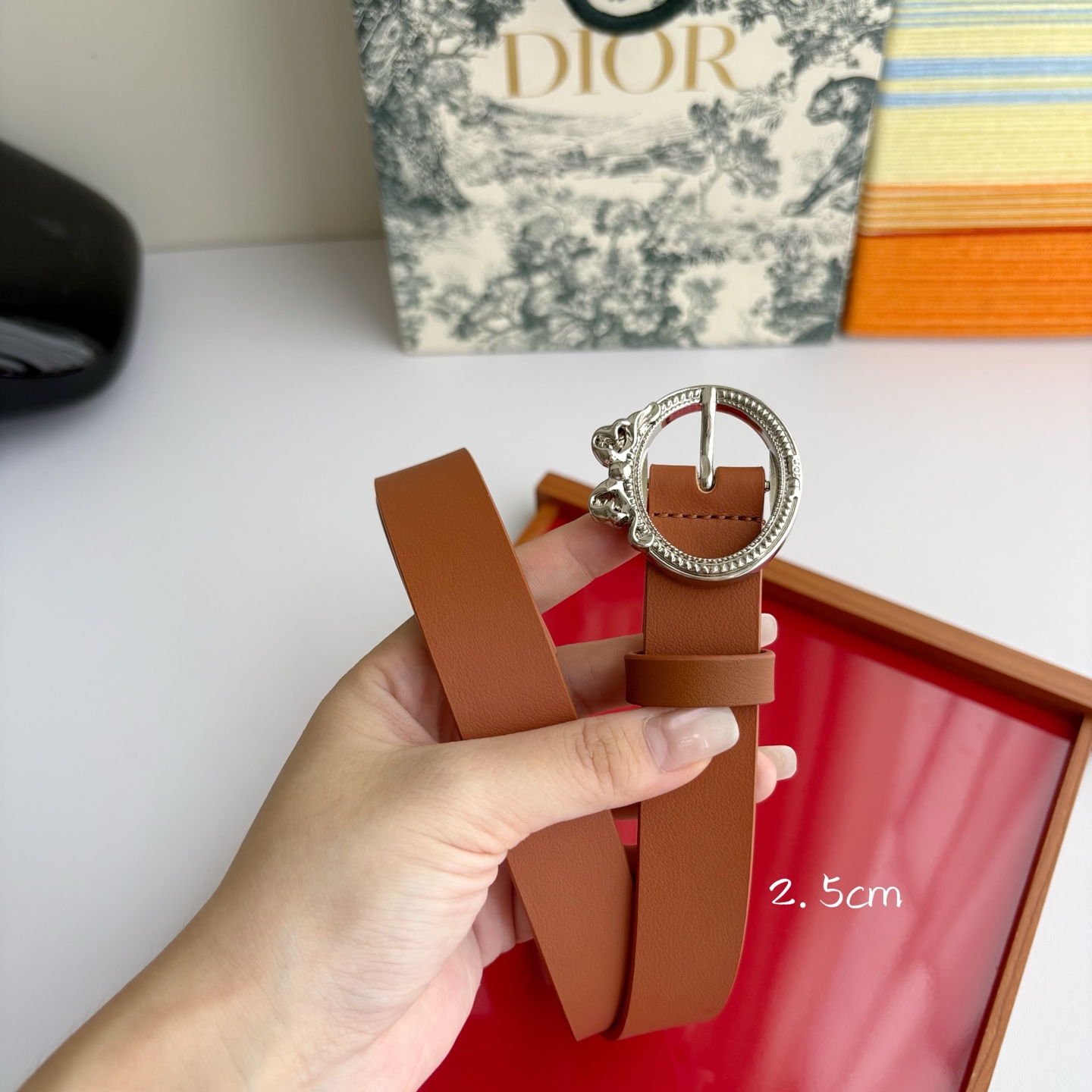 Dior 腰带以十八世纪洛可可风格演绎 Dior 沙龙的精致格调。采用光滑牛皮革精心制作，搭配复古色饰面