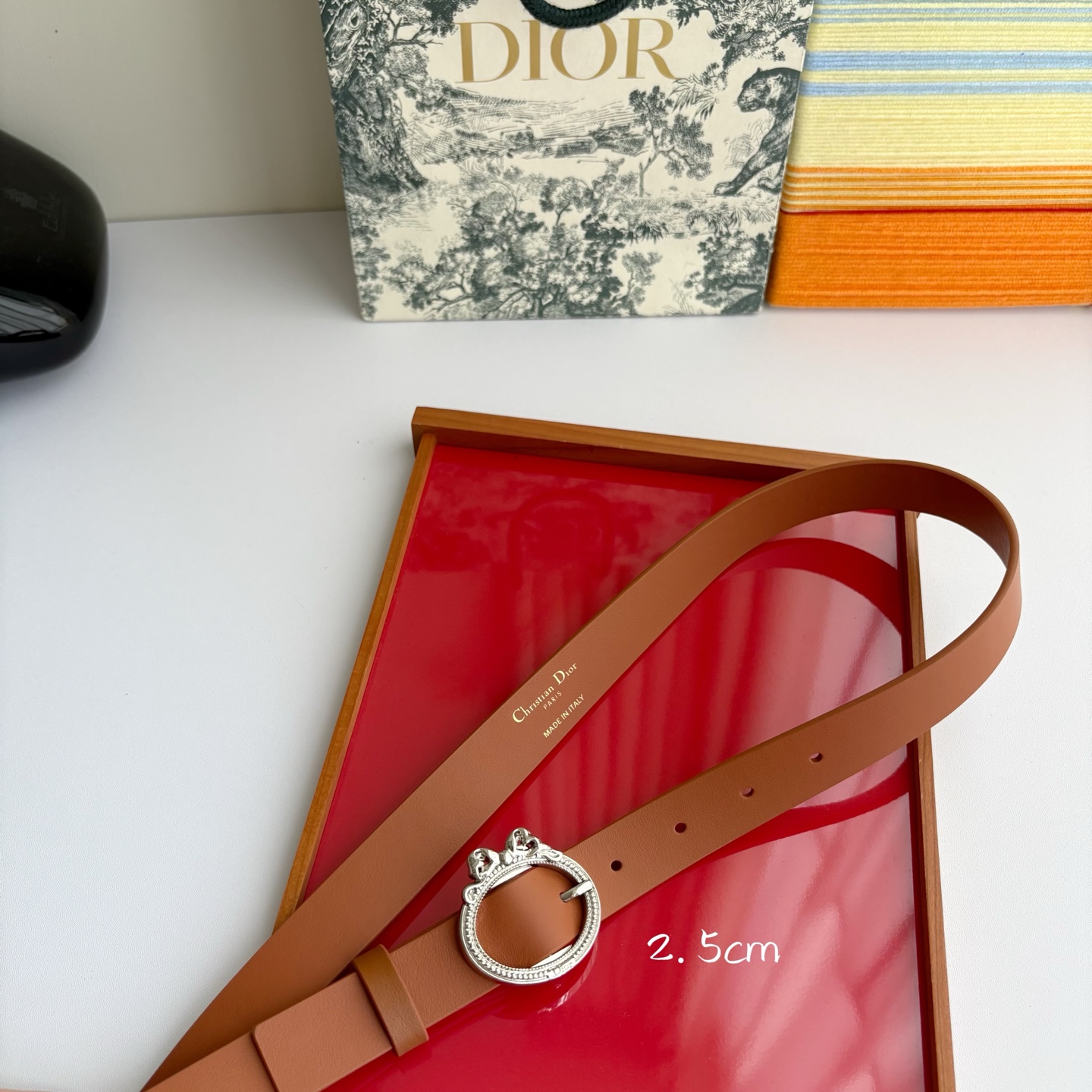 Dior 腰带以十八世纪洛可可风格演绎 Dior 沙龙的精致格调。采用光滑牛皮革精心制作，搭配复古色饰面