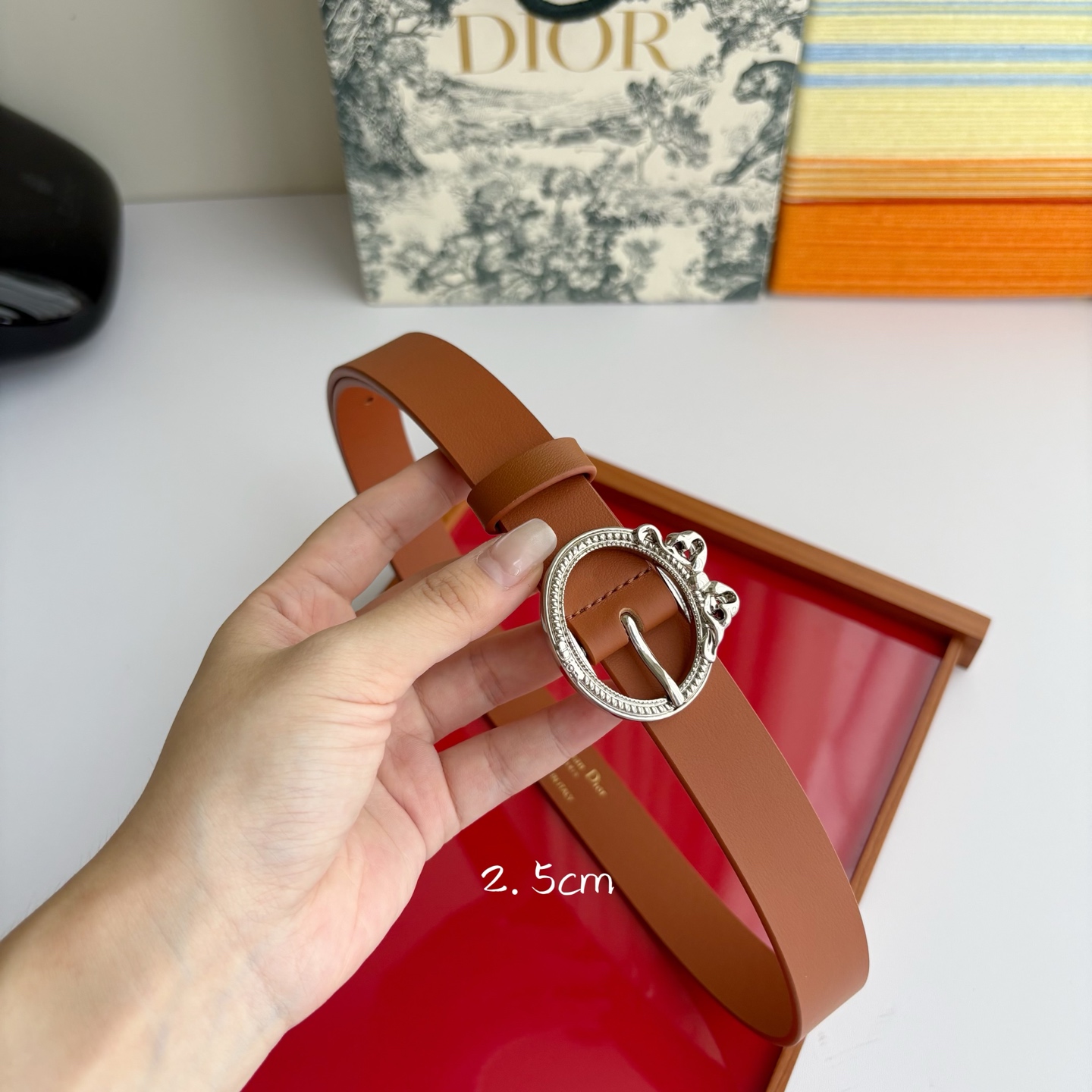 Dior 腰带以十八世纪洛可可风格演绎 Dior 沙龙的精致格调。采用光滑牛皮革精心制作，搭配复古色饰面
