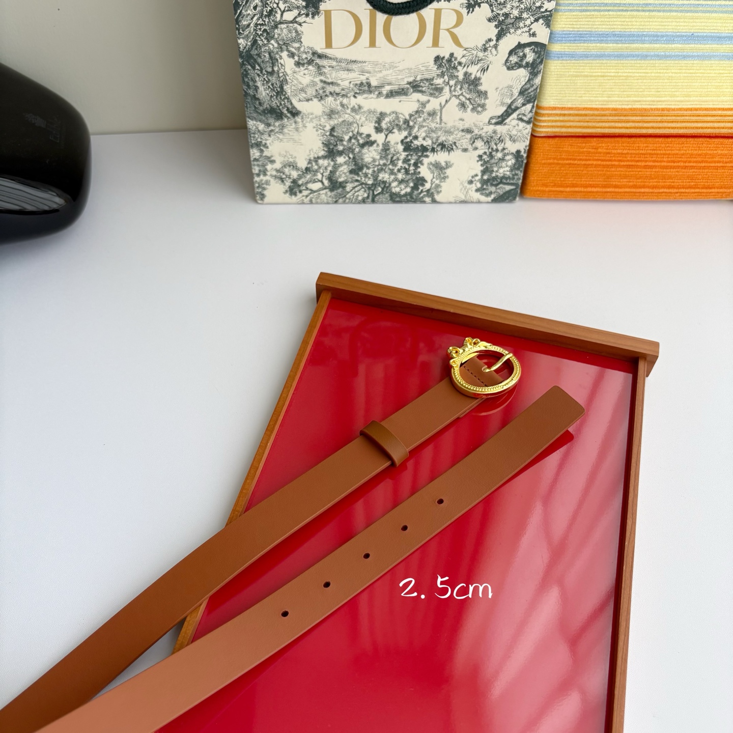 Dior 腰带以十八世纪洛可可风格演绎 Dior 沙龙的精致格调。采用光滑牛皮革精心制作，搭配复古色饰面
