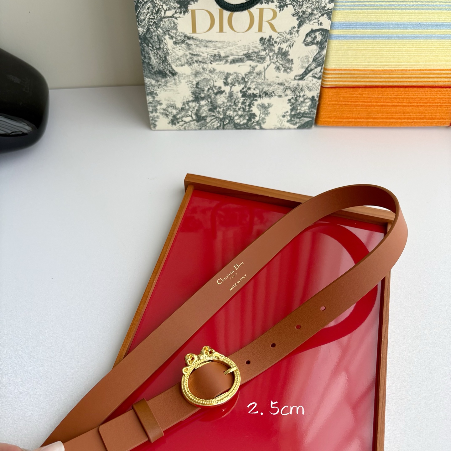 Dior 腰带以十八世纪洛可可风格演绎 Dior 沙龙的精致格调。采用光滑牛皮革精心制作，搭配复古色饰面