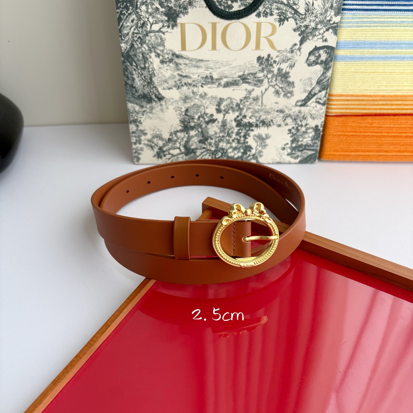 Dior 腰带以十八世纪洛可可风格演绎 Dior 沙龙的精致格调。采用光滑牛皮革精心制作，搭配复古色饰面