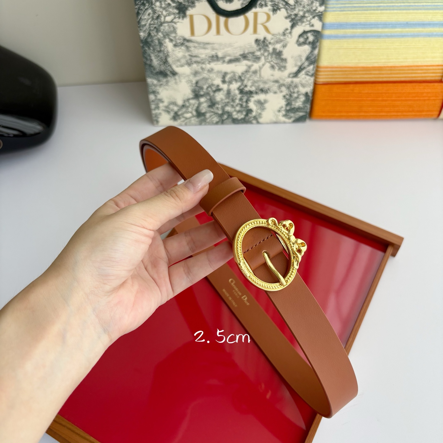 Dior 腰带以十八世纪洛可可风格演绎 Dior 沙龙的精致格调。采用光滑牛皮革精心制作，搭配复古色饰面
