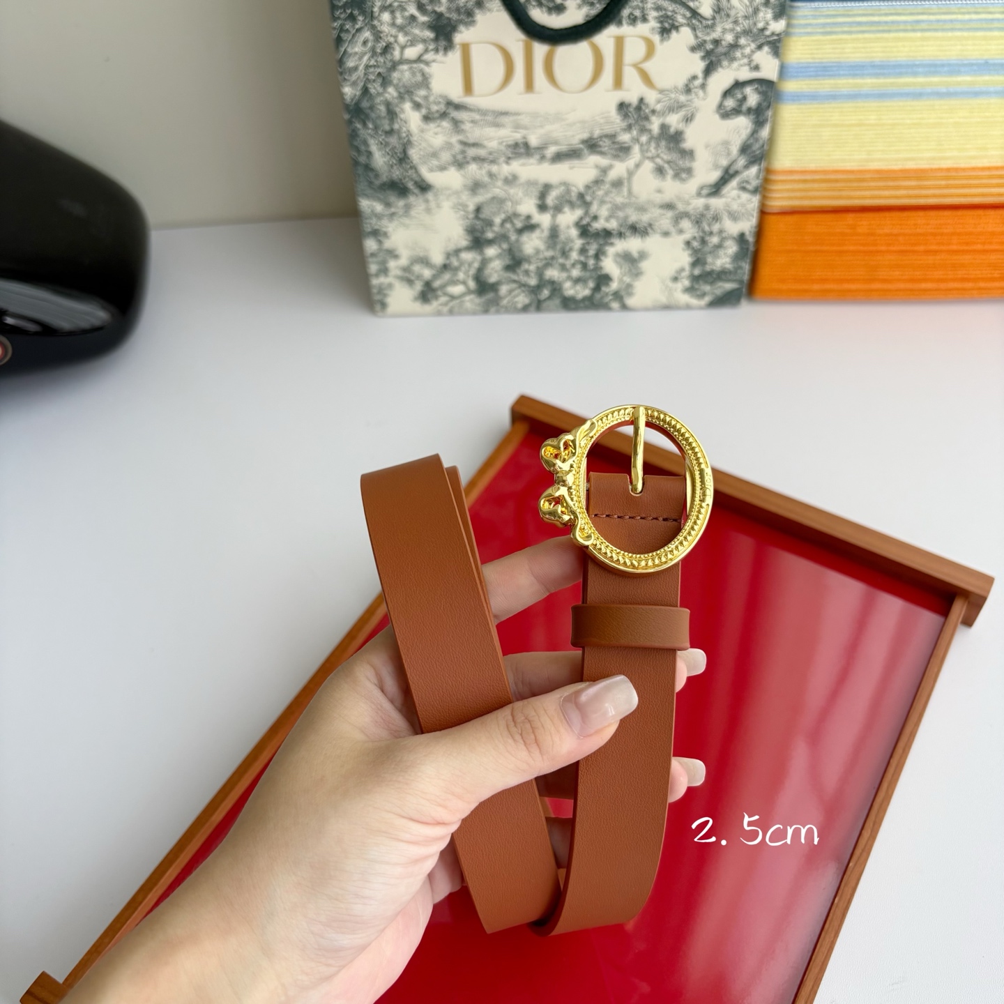 Dior 腰带以十八世纪洛可可风格演绎 Dior 沙龙的精致格调。采用光滑牛皮革精心制作，搭配复古色饰面