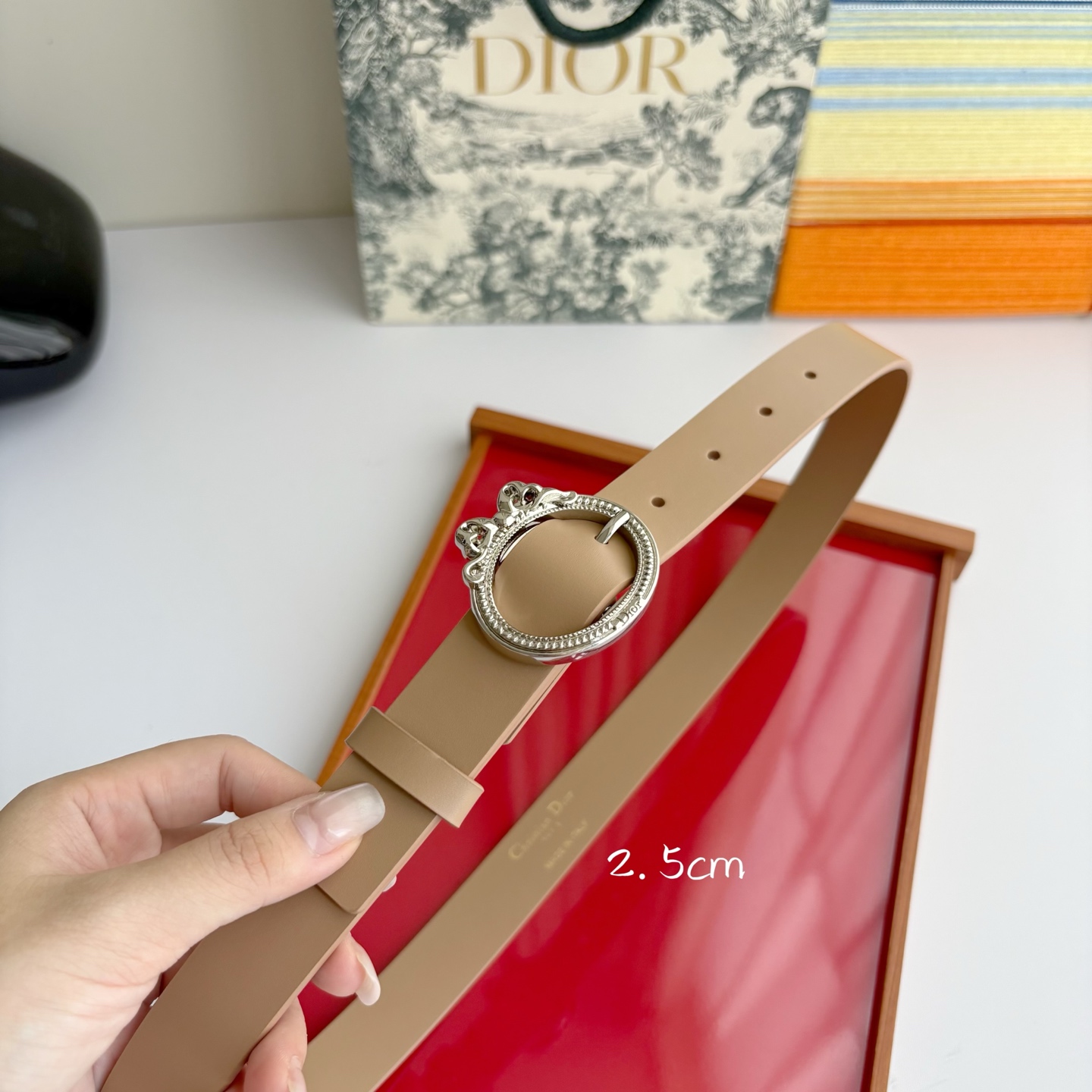Dior 腰带以十八世纪洛可可风格演绎 Dior 沙龙的精致格调。采用光滑牛皮革精心制作，搭配复古色饰面