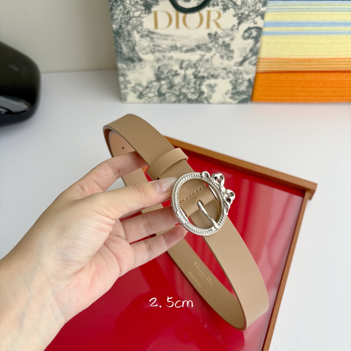 Dior 腰带以十八世纪洛可可风格演绎 Dior 沙龙的精致格调。采用光滑牛皮革精心制作，搭配复古色饰面