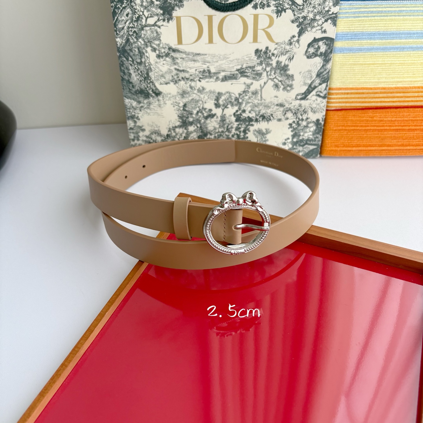 Dior 腰带以十八世纪洛可可风格演绎 Dior 沙龙的精致格调。采用光滑牛皮革精心制作，搭配复古色饰面