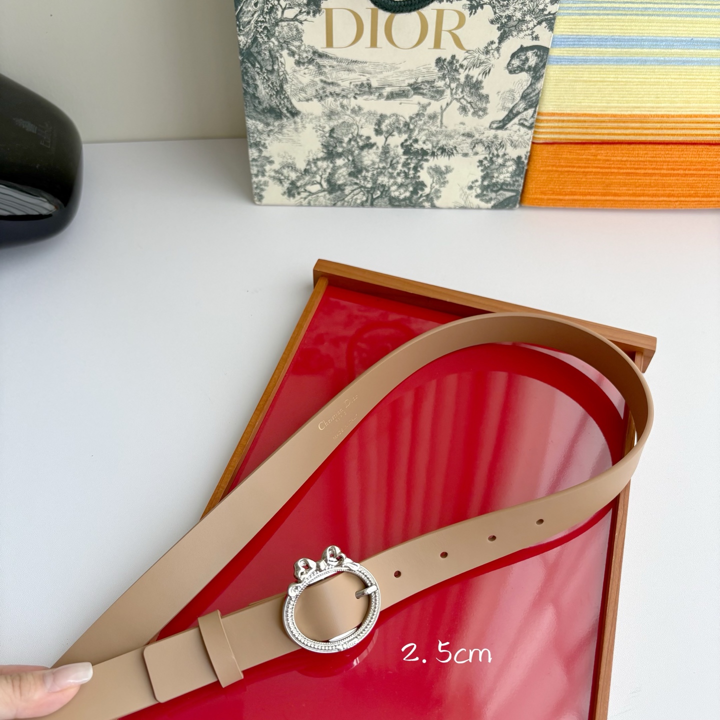Dior 腰带以十八世纪洛可可风格演绎 Dior 沙龙的精致格调。采用光滑牛皮革精心制作，搭配复古色饰面