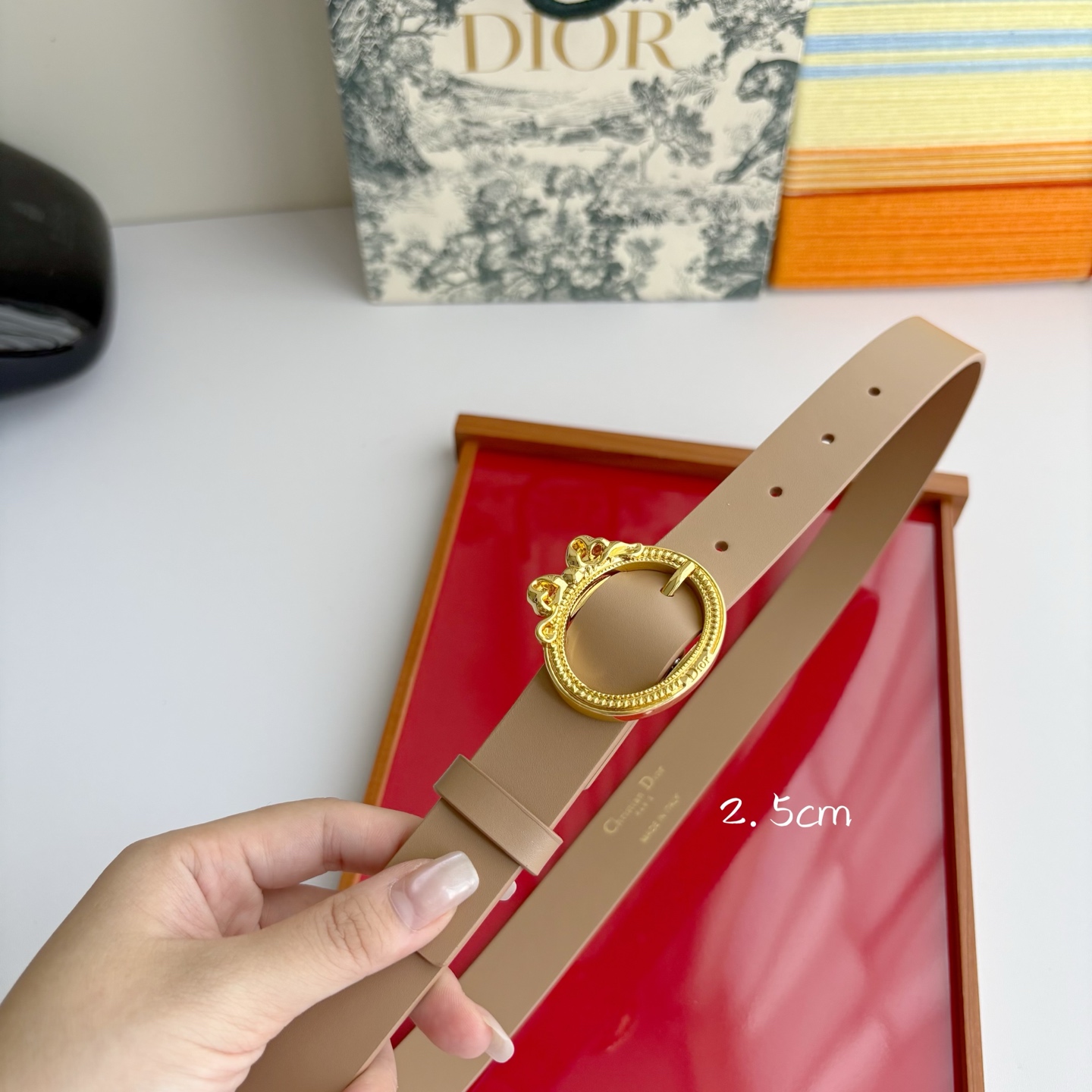 Dior 腰带以十八世纪洛可可风格演绎 Dior 沙龙的精致格调。采用光滑牛皮革精心制作，搭配复古色饰面
