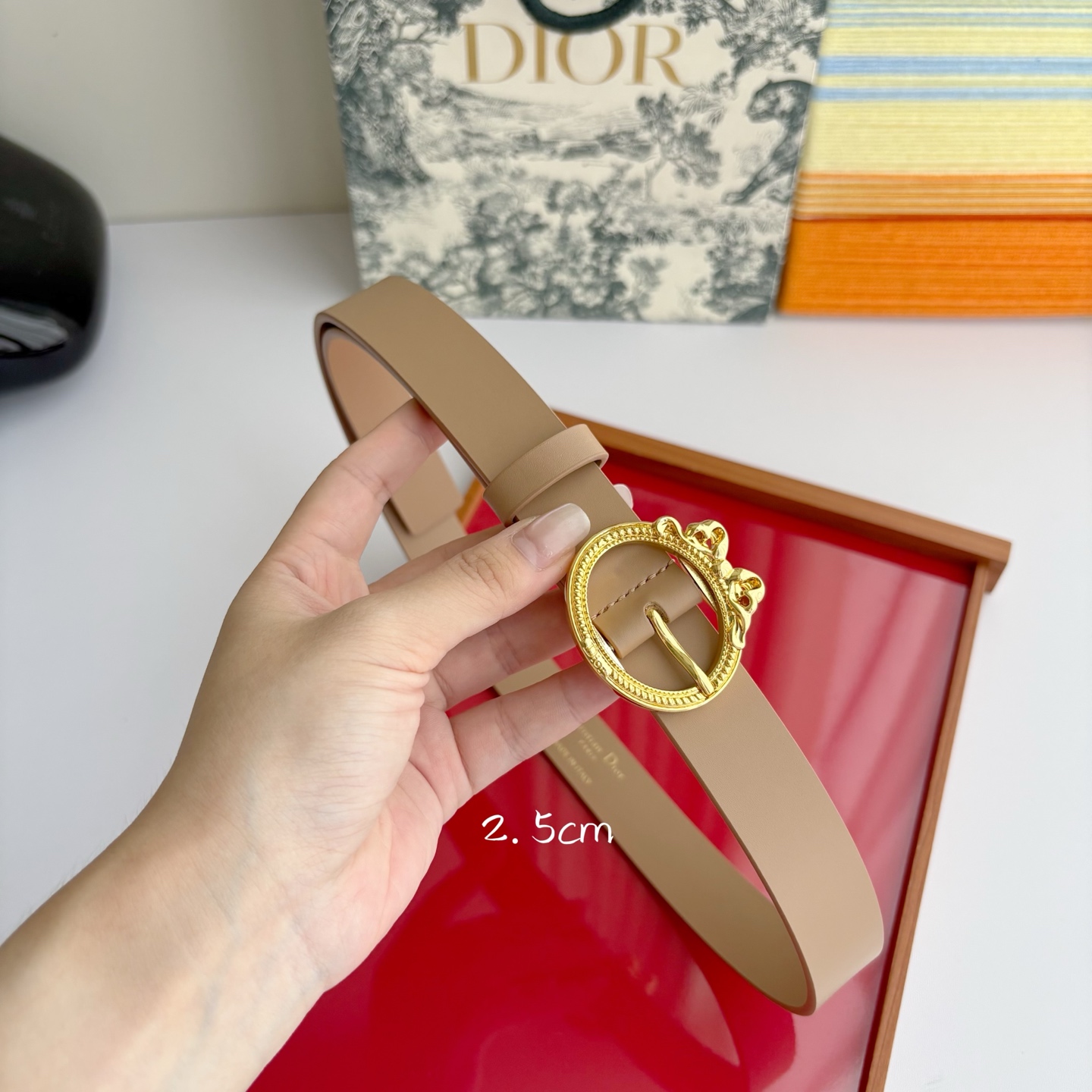Dior 腰带以十八世纪洛可可风格演绎 Dior 沙龙的精致格调。采用光滑牛皮革精心制作，搭配复古色饰面