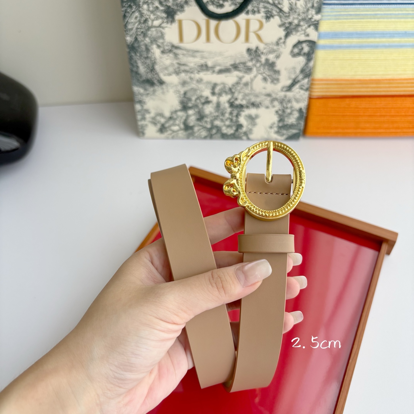 Dior 腰带以十八世纪洛可可风格演绎 Dior 沙龙的精致格调。采用光滑牛皮革精心制作，搭配复古色饰面