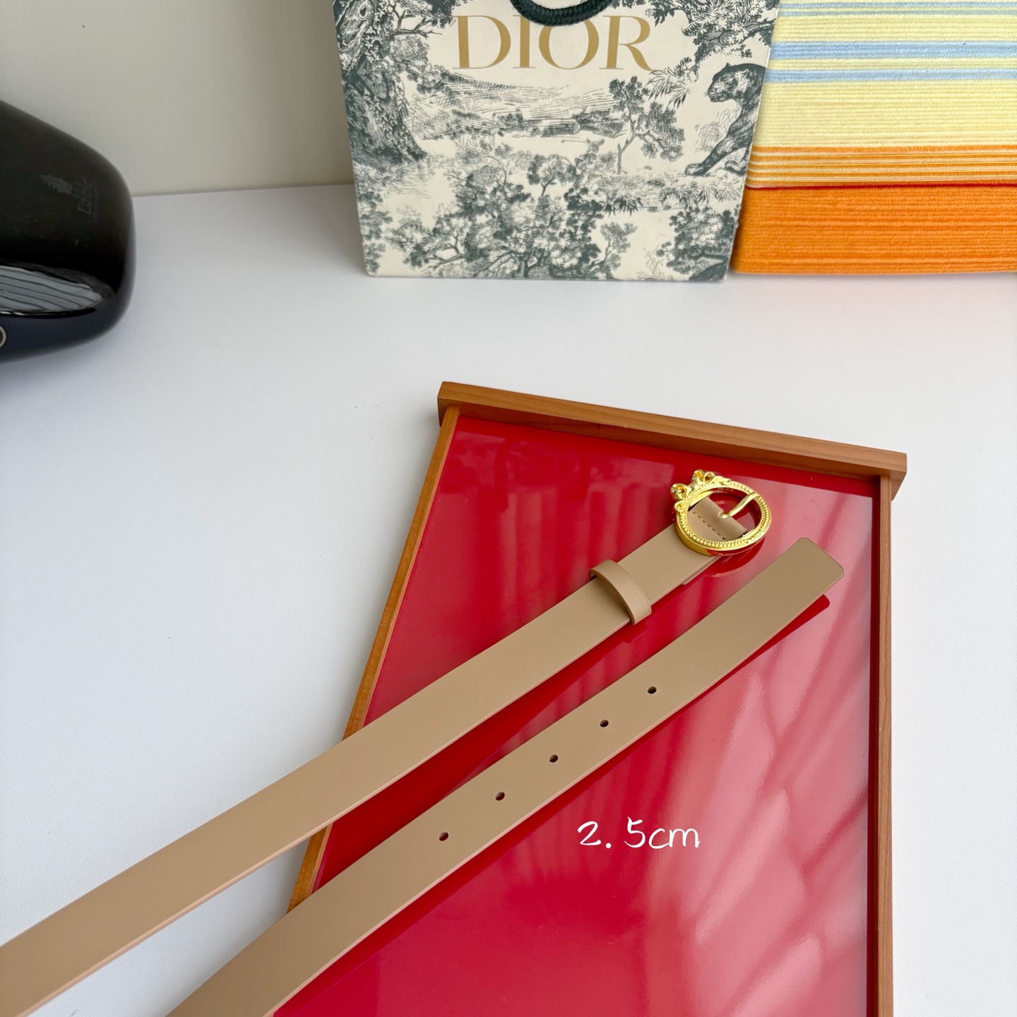 Dior 腰带以十八世纪洛可可风格演绎 Dior 沙龙的精致格调。采用光滑牛皮革精心制作，搭配复古色饰面