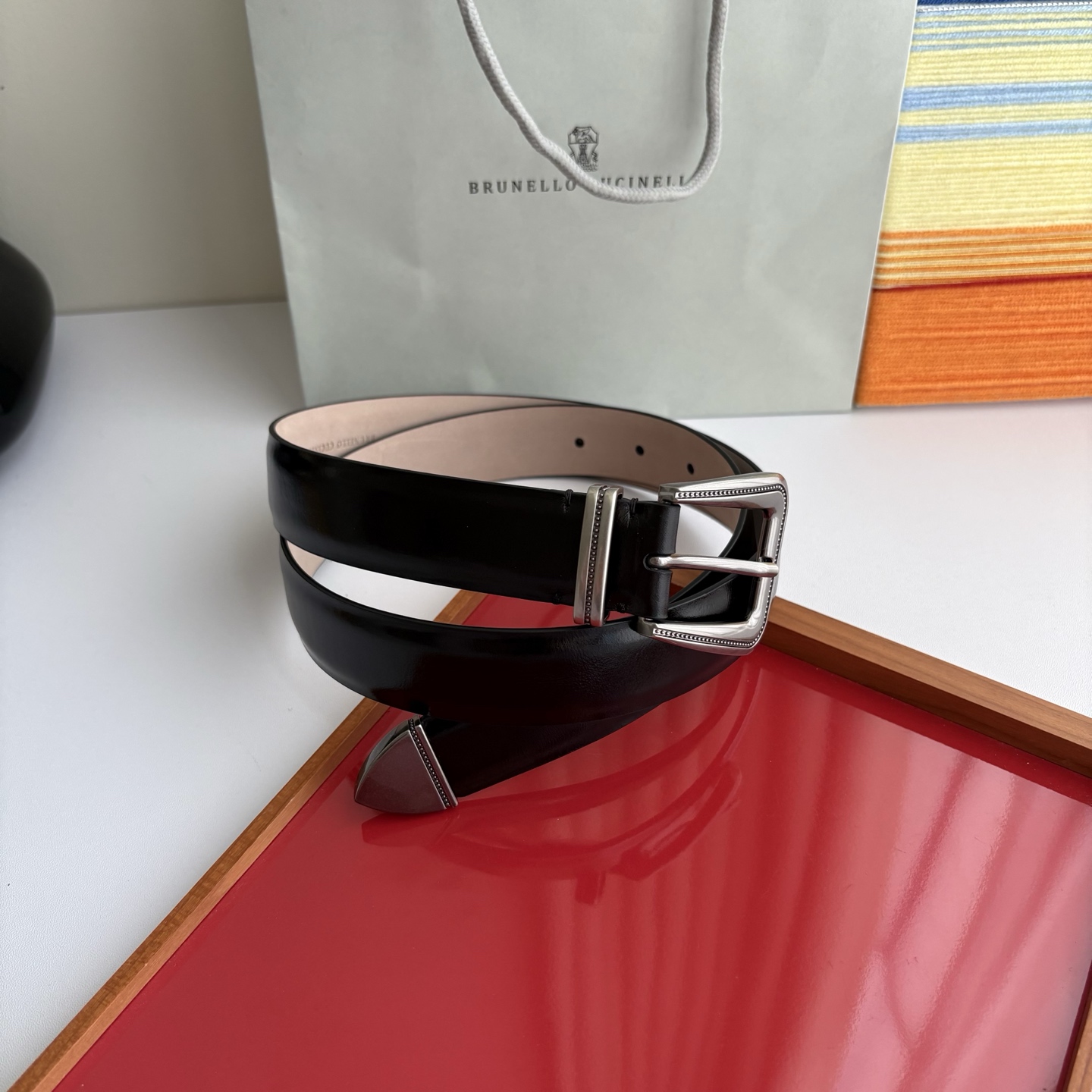 Brunello Cucinelli秉承着意大利制造的精髓，精品制作，以匠人精神和诗人情怀不断探索灵性与
