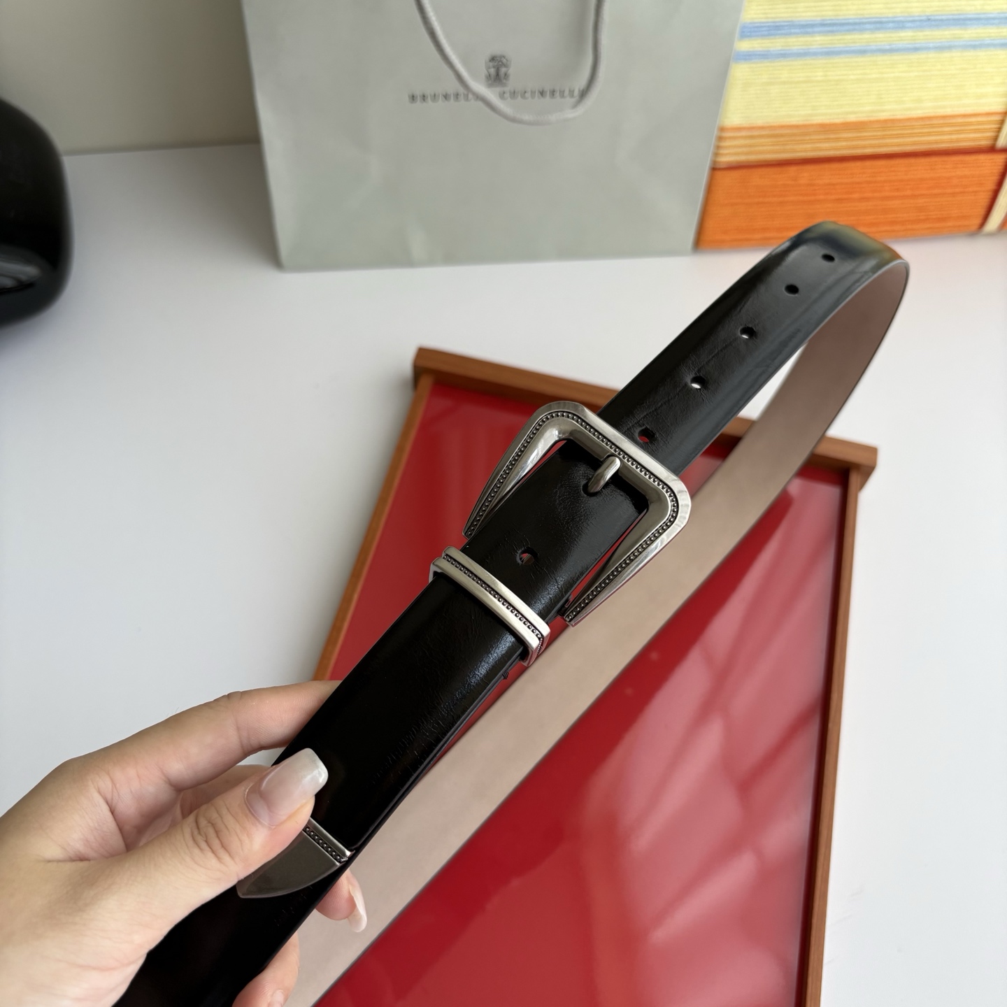 Brunello Cucinelli秉承着意大利制造的精髓，精品制作，以匠人精神和诗人情怀不断探索灵性与