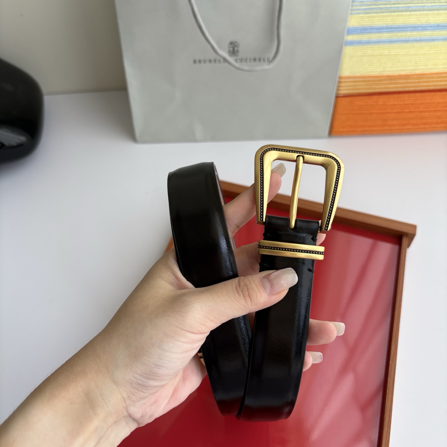 Brunello Cucinelli秉承着意大利制造的精髓，精品制作，以匠人精神和诗人情怀不断探索灵性与