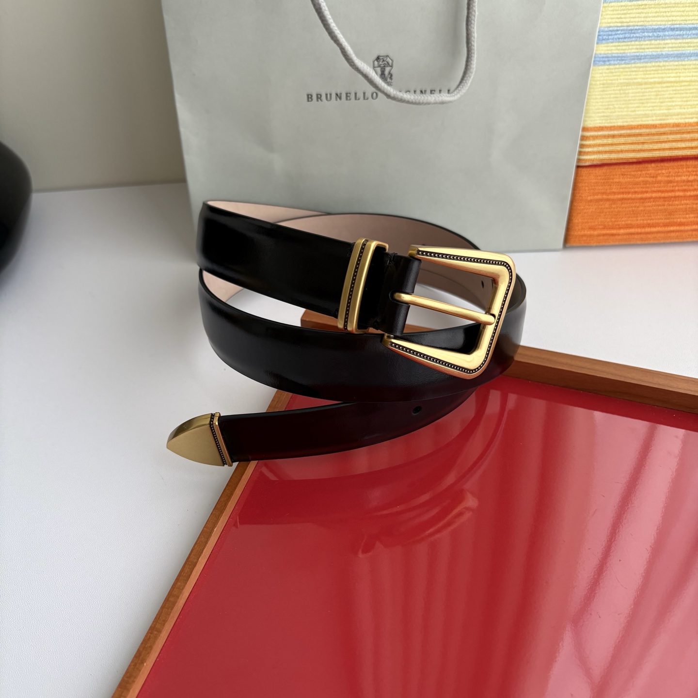 Brunello Cucinelli秉承着意大利制造的精髓，精品制作，以匠人精神和诗人情怀不断探索灵性与