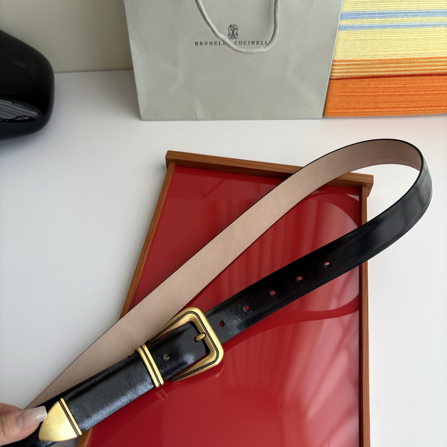 Brunello Cucinelli秉承着意大利制造的精髓，精品制作，以匠人精神和诗人情怀不断探索灵性与