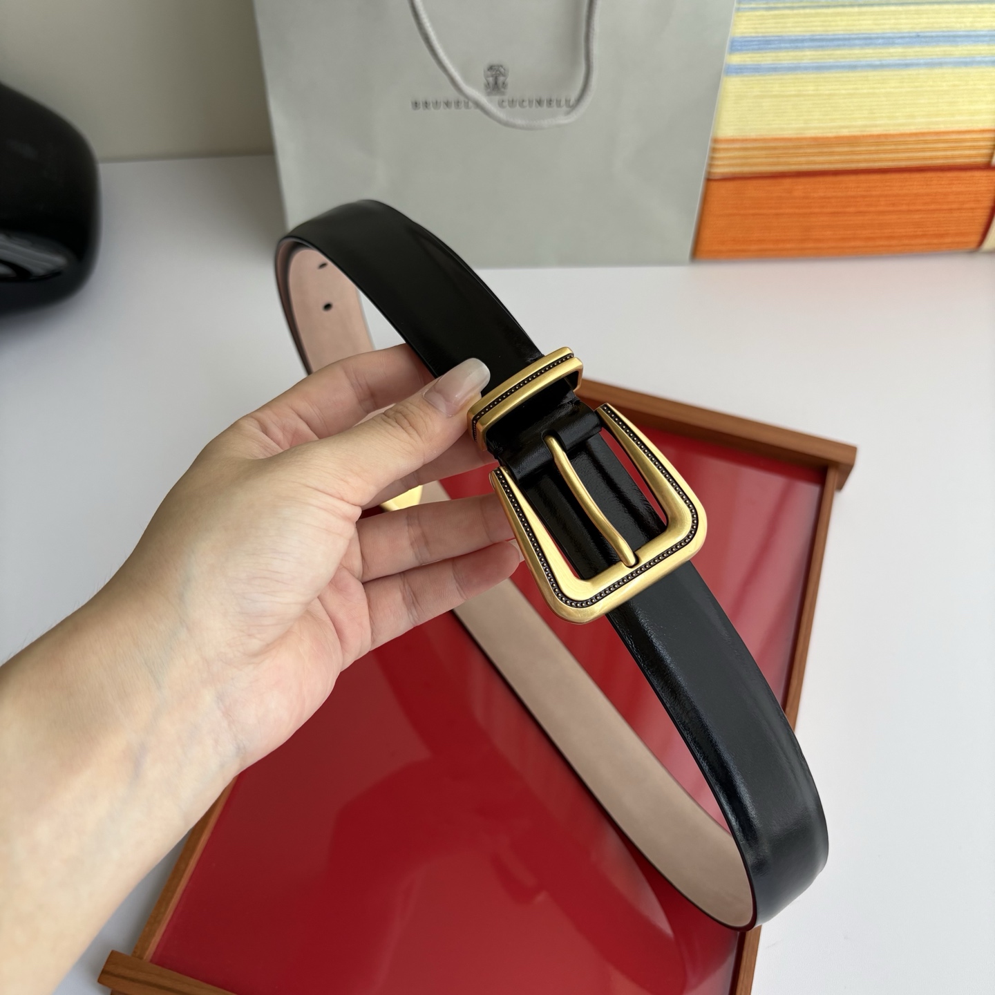 Brunello Cucinelli秉承着意大利制造的精髓，精品制作，以匠人精神和诗人情怀不断探索灵性与