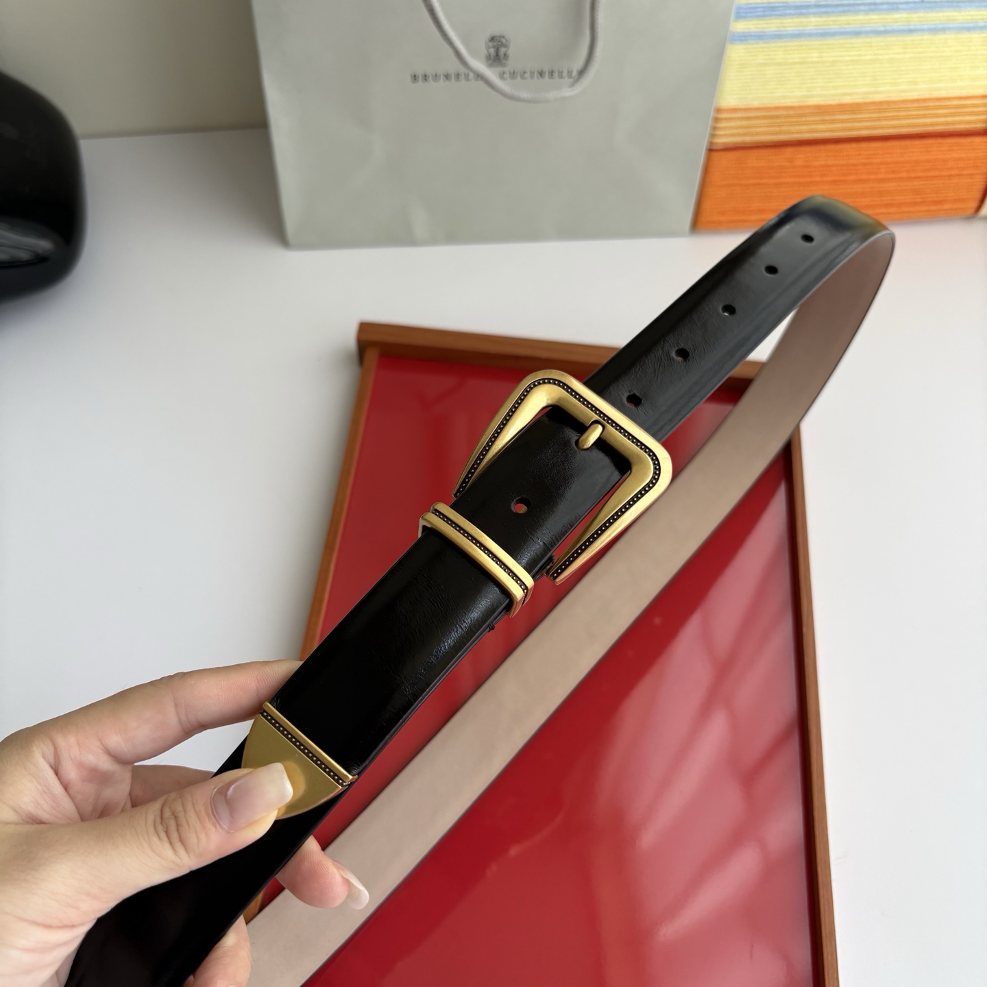 Brunello Cucinelli秉承着意大利制造的精髓，精品制作，以匠人精神和诗人情怀不断探索灵性与