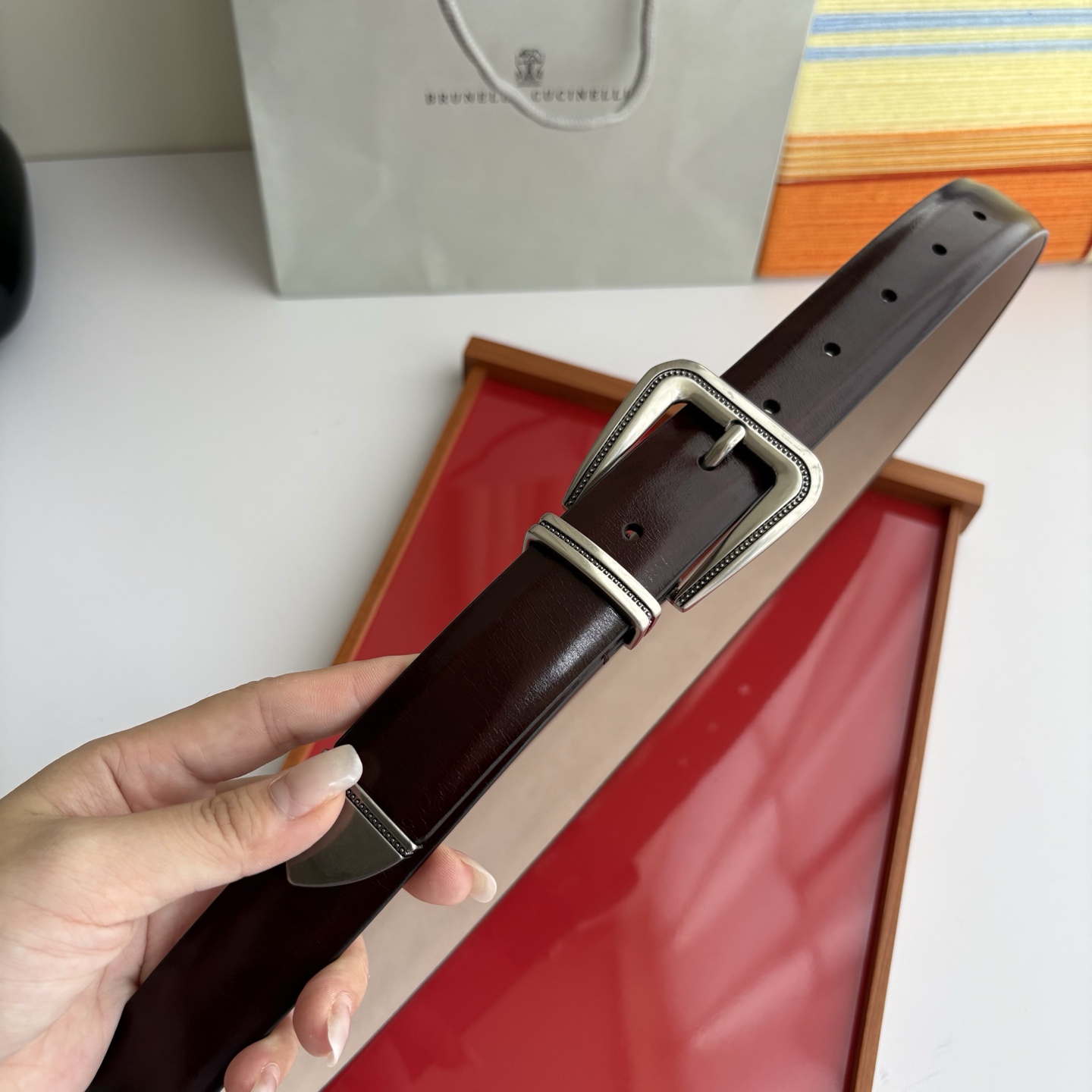 Brunello Cucinelli秉承着意大利制造的精髓，精品制作，以匠人精神和诗人情怀不断探索灵性与