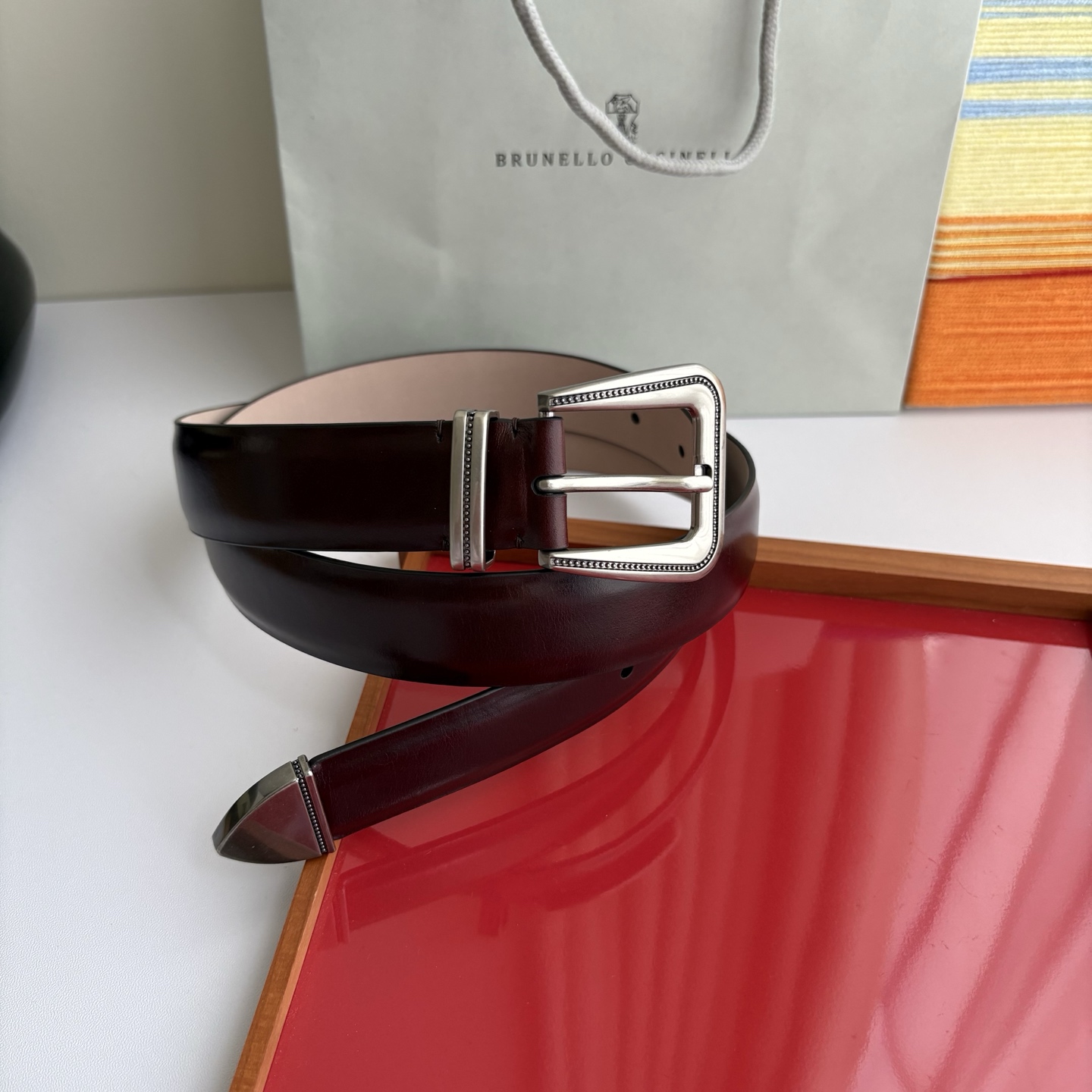 Brunello Cucinelli秉承着意大利制造的精髓，精品制作，以匠人精神和诗人情怀不断探索灵性与