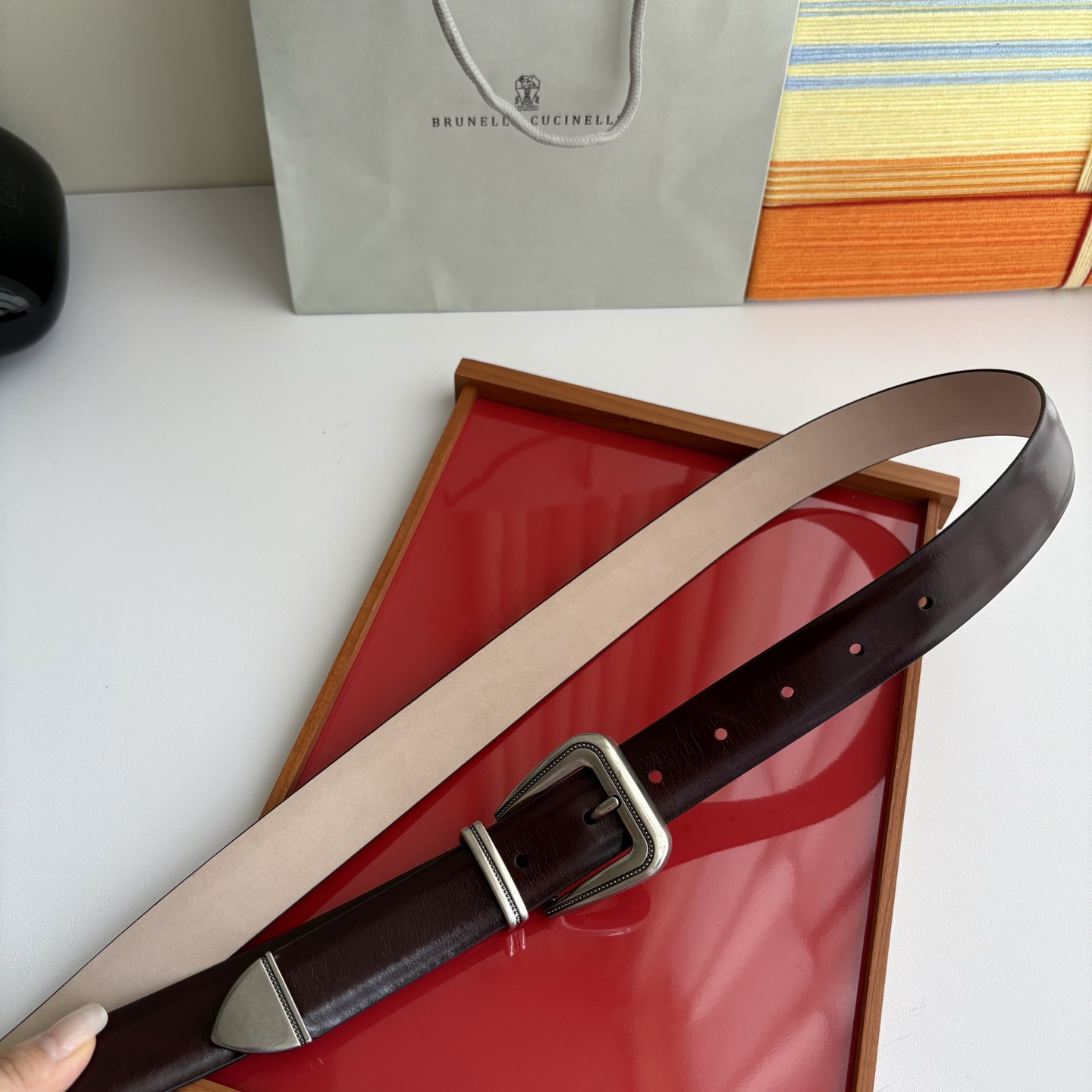 Brunello Cucinelli秉承着意大利制造的精髓，精品制作，以匠人精神和诗人情怀不断探索灵性与