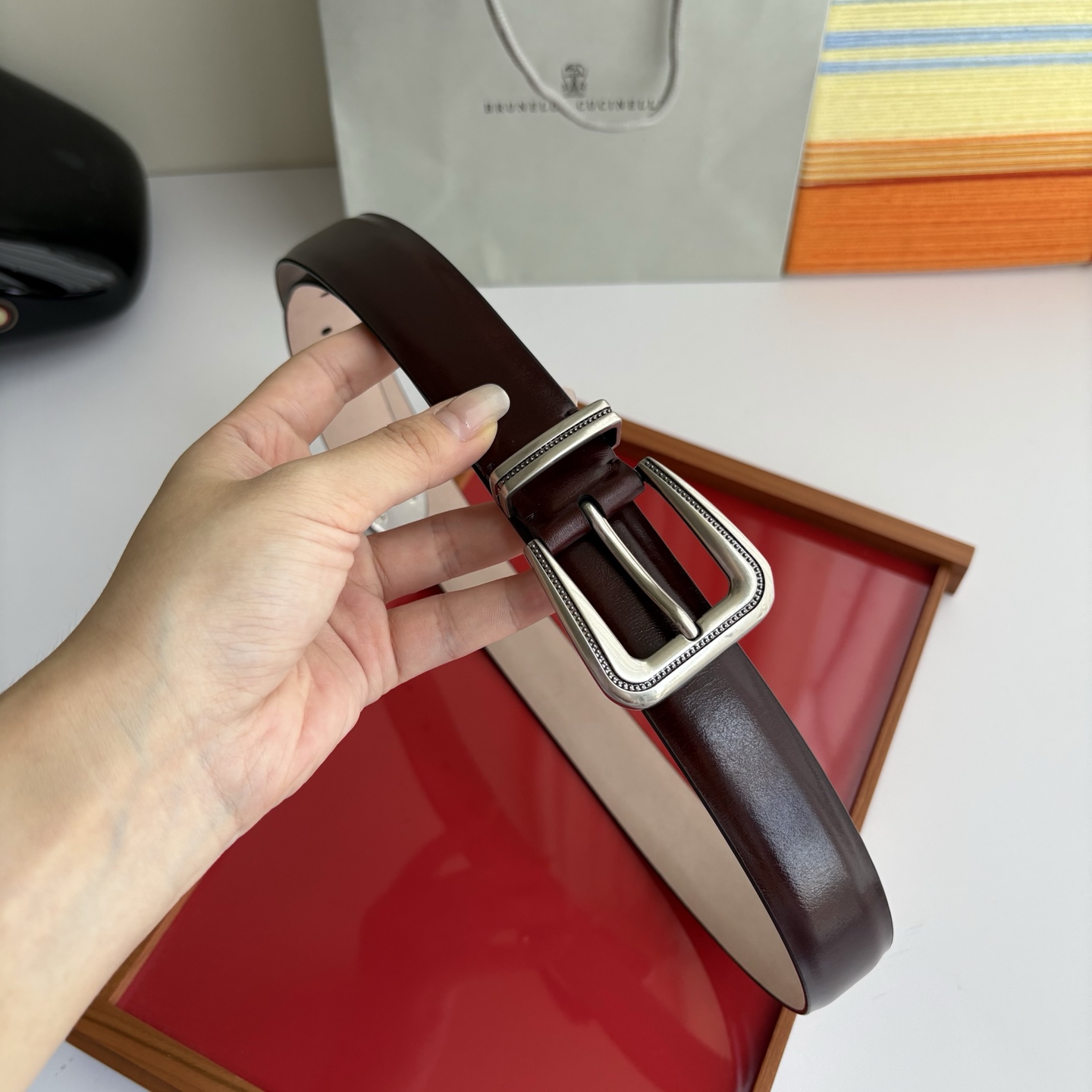 Brunello Cucinelli秉承着意大利制造的精髓，精品制作，以匠人精神和诗人情怀不断探索灵性与