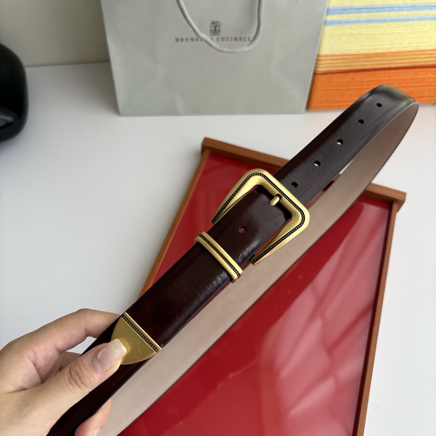 Brunello Cucinelli秉承着意大利制造的精髓，精品制作，以匠人精神和诗人情怀不断探索灵性与