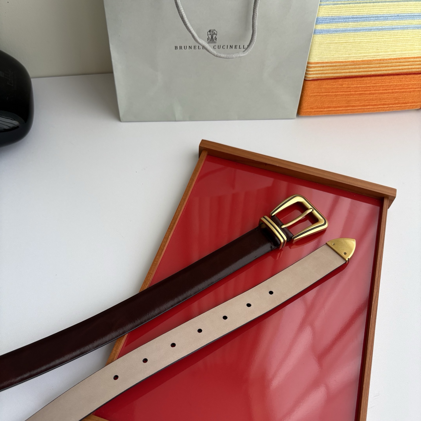 Brunello Cucinelli秉承着意大利制造的精髓，精品制作，以匠人精神和诗人情怀不断探索灵性与
