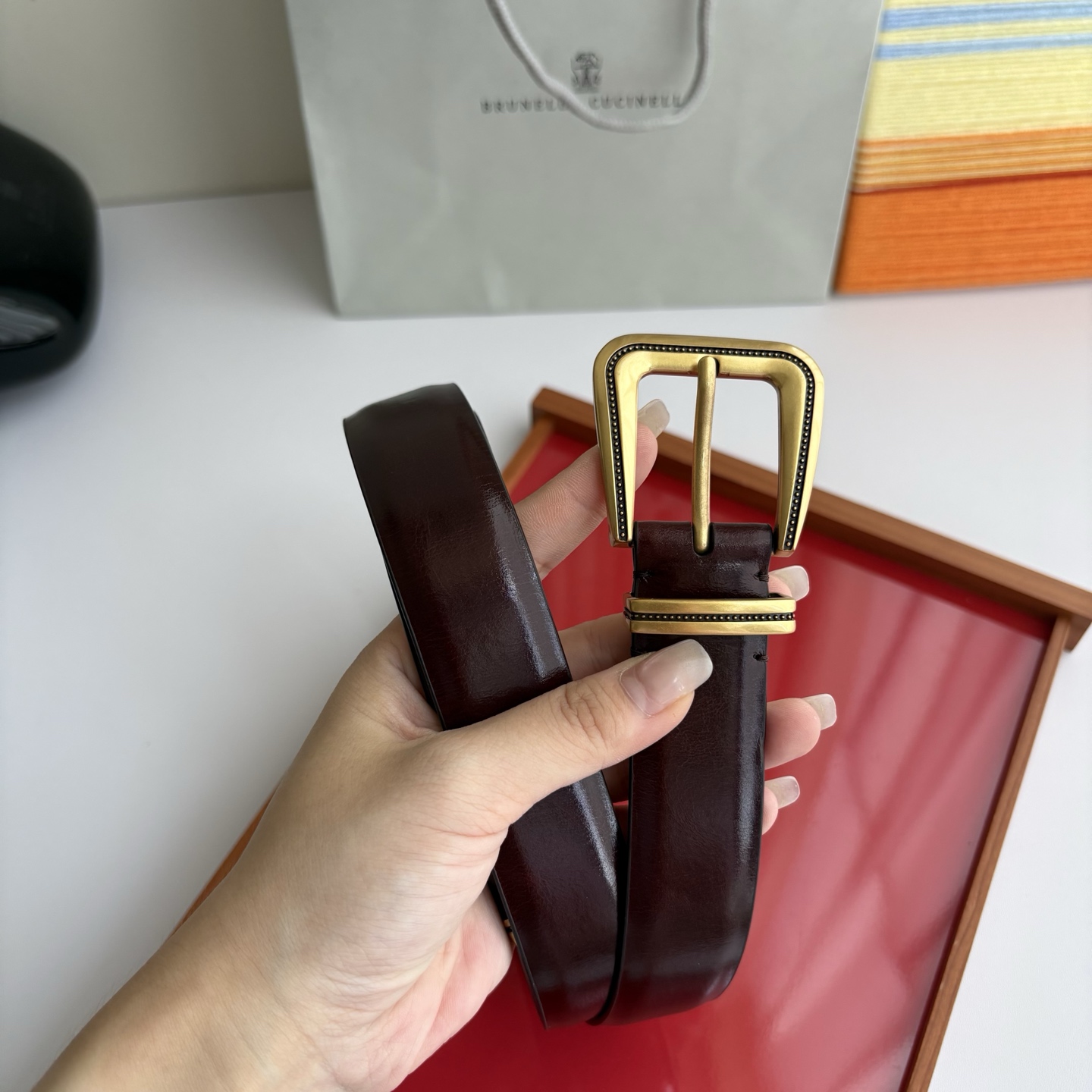 Brunello Cucinelli秉承着意大利制造的精髓，精品制作，以匠人精神和诗人情怀不断探索灵性与