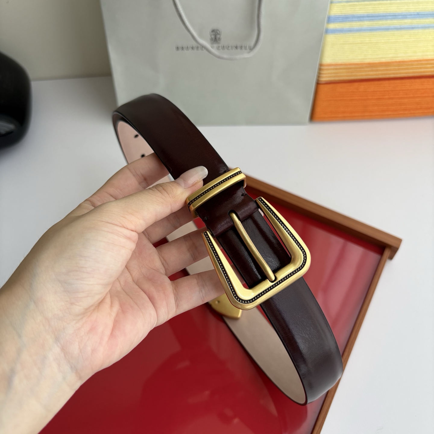 Brunello Cucinelli秉承着意大利制造的精髓，精品制作，以匠人精神和诗人情怀不断探索灵性与