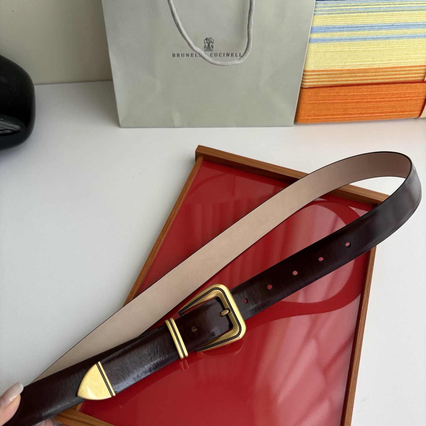 Brunello Cucinelli秉承着意大利制造的精髓，精品制作，以匠人精神和诗人情怀不断探索灵性与