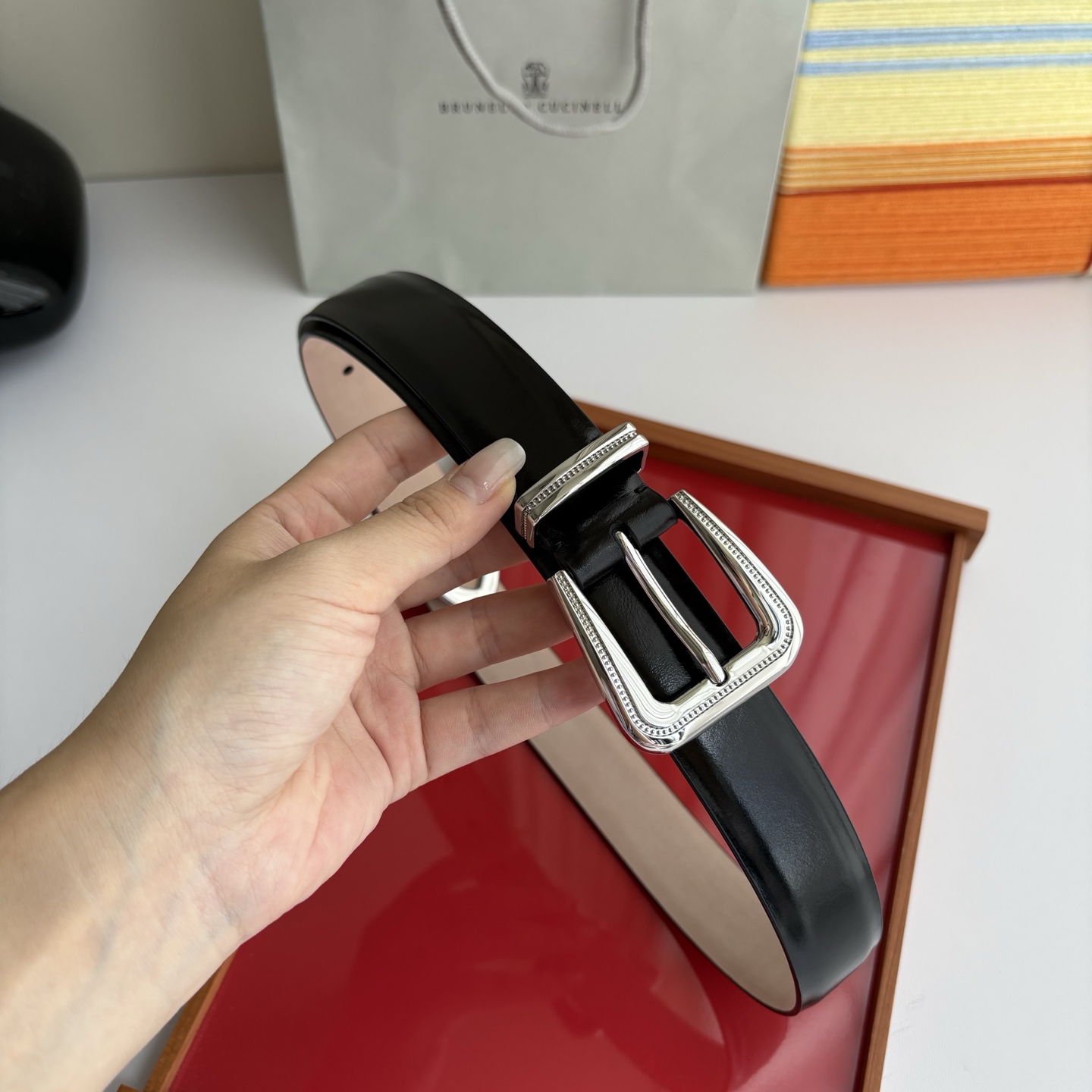 Brunello Cucinelli秉承着意大利制造的精髓，精品制作，以匠人精神和诗人情怀不断探索灵性与