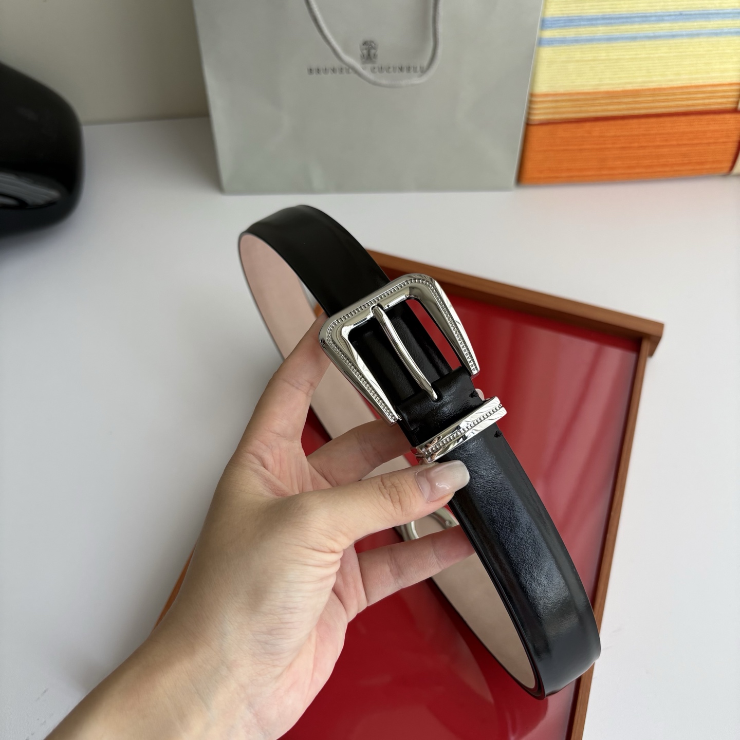 Brunello Cucinelli秉承着意大利制造的精髓，精品制作，以匠人精神和诗人情怀不断探索灵性与