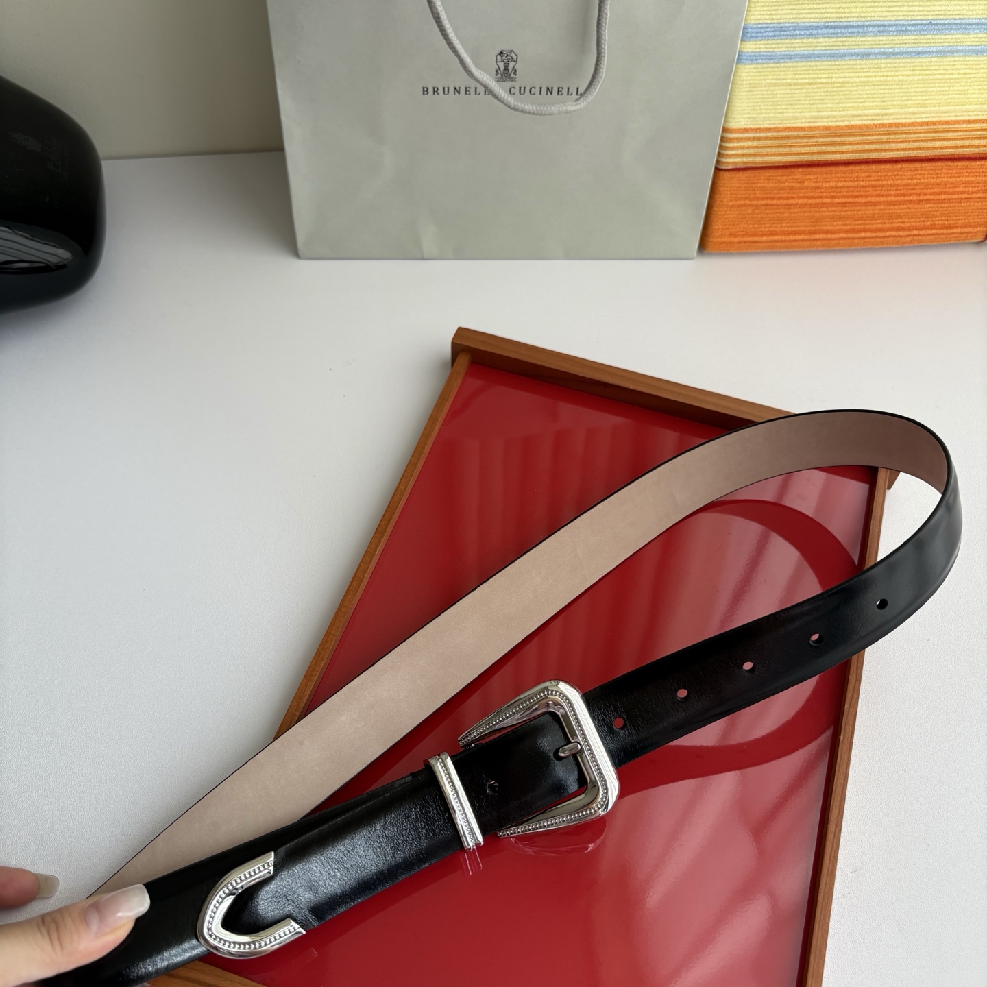 Brunello Cucinelli秉承着意大利制造的精髓，精品制作，以匠人精神和诗人情怀不断探索灵性与