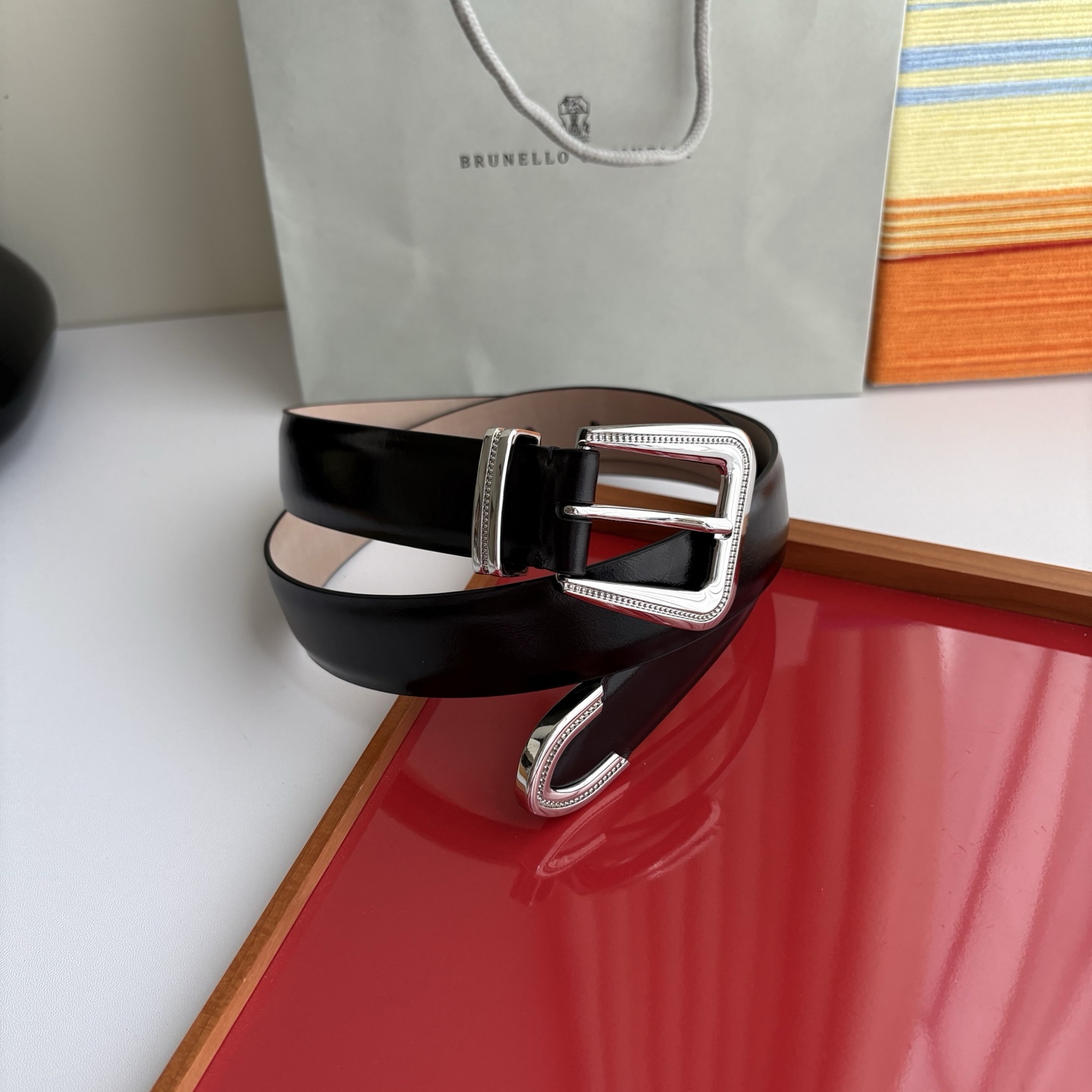 Brunello Cucinelli秉承着意大利制造的精髓，精品制作，以匠人精神和诗人情怀不断探索灵性与